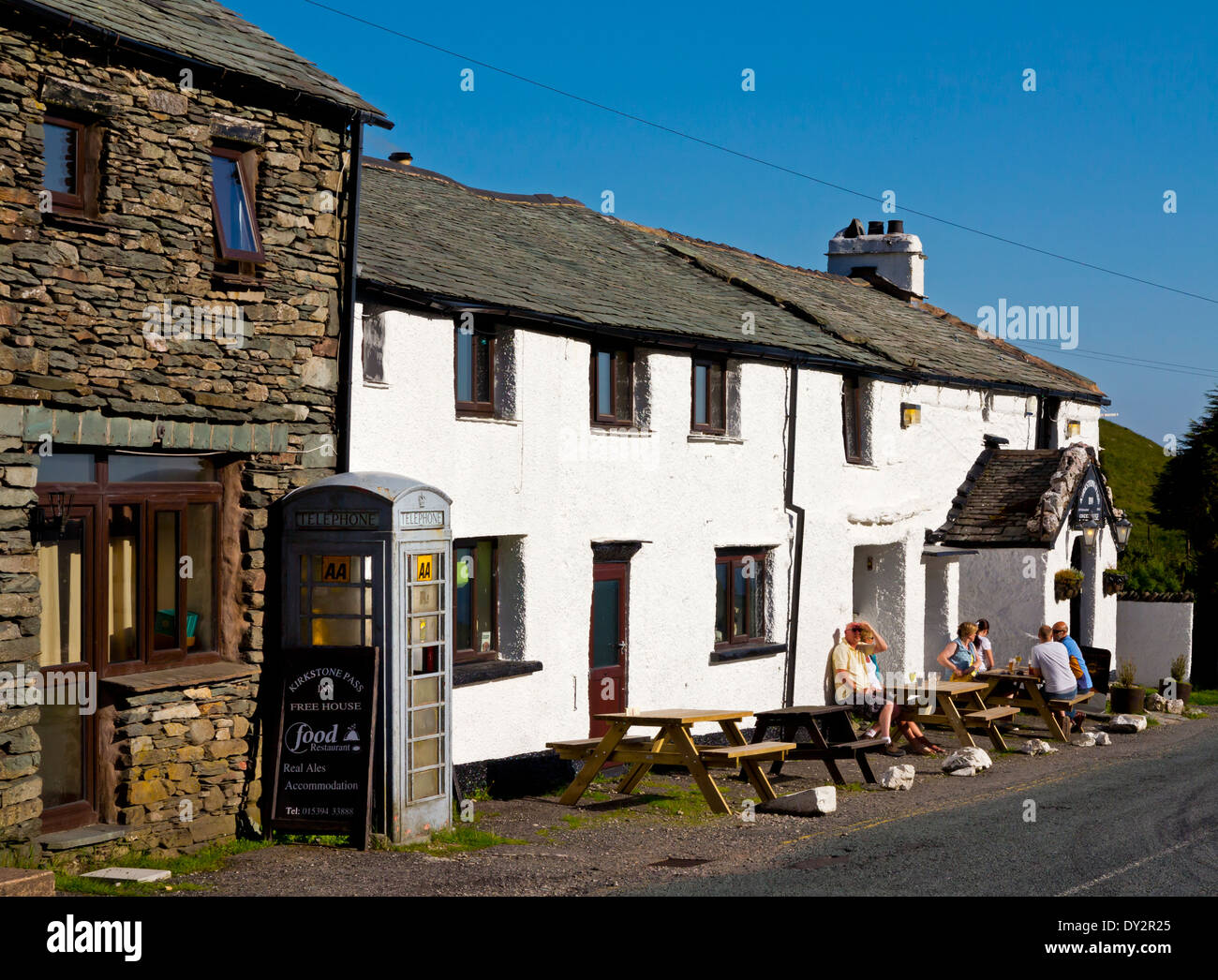 Kirkstone Pass Inn dans le Parc National de Lake District Cumbria England UK le troisième plus haut pub en Angleterre populaires auprès des touristes Banque D'Images