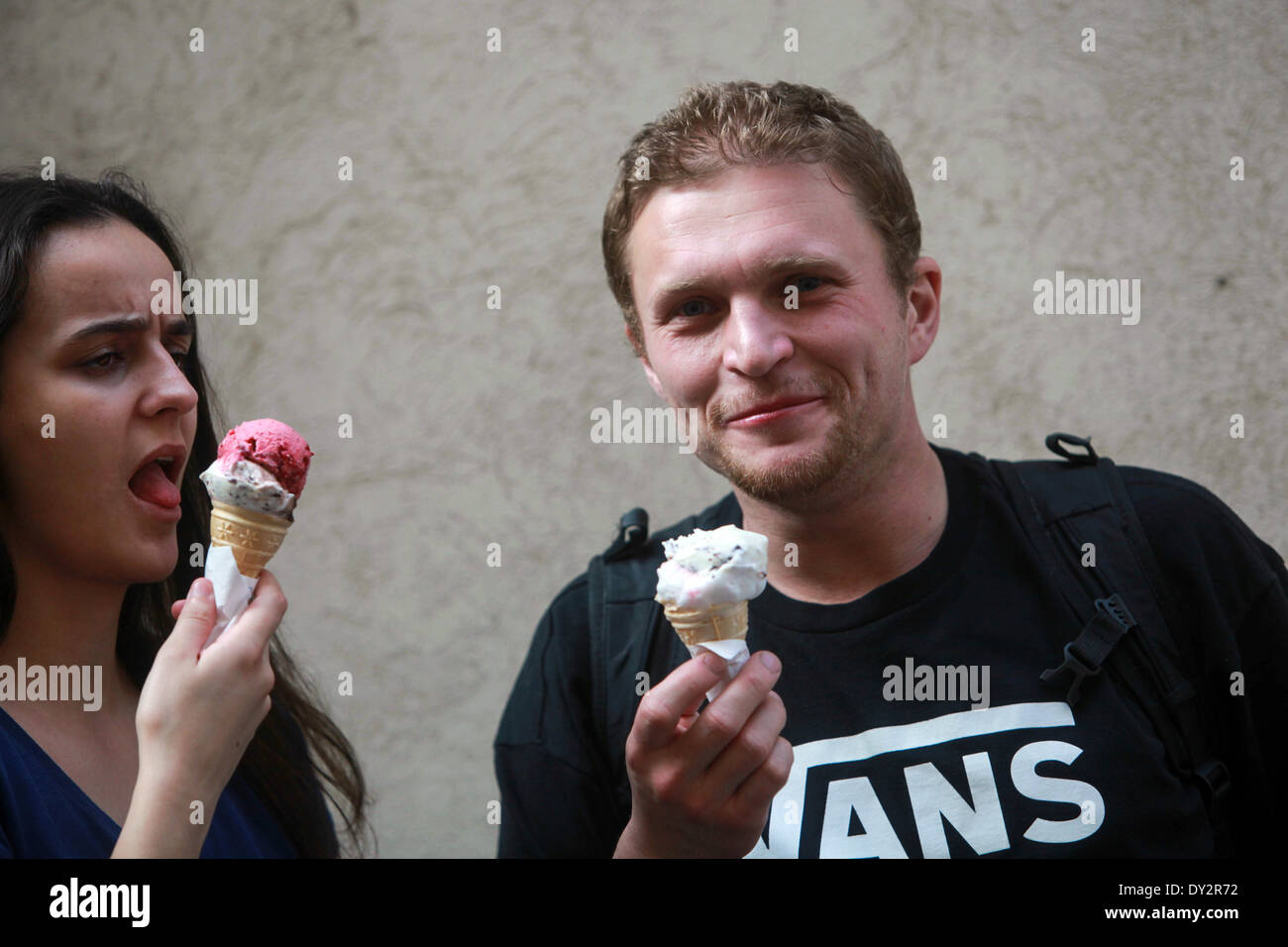 Jeune couple avec glace voyage crème glacée touriste Banque D'Images