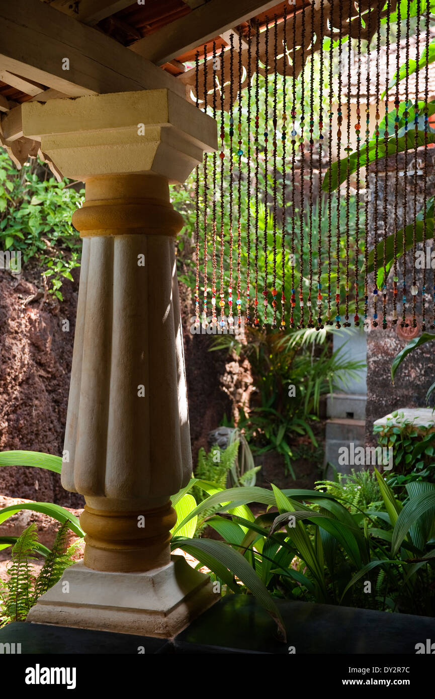 Rideau de perles et pilier en jardin d'accueil de Goa Banque D'Images