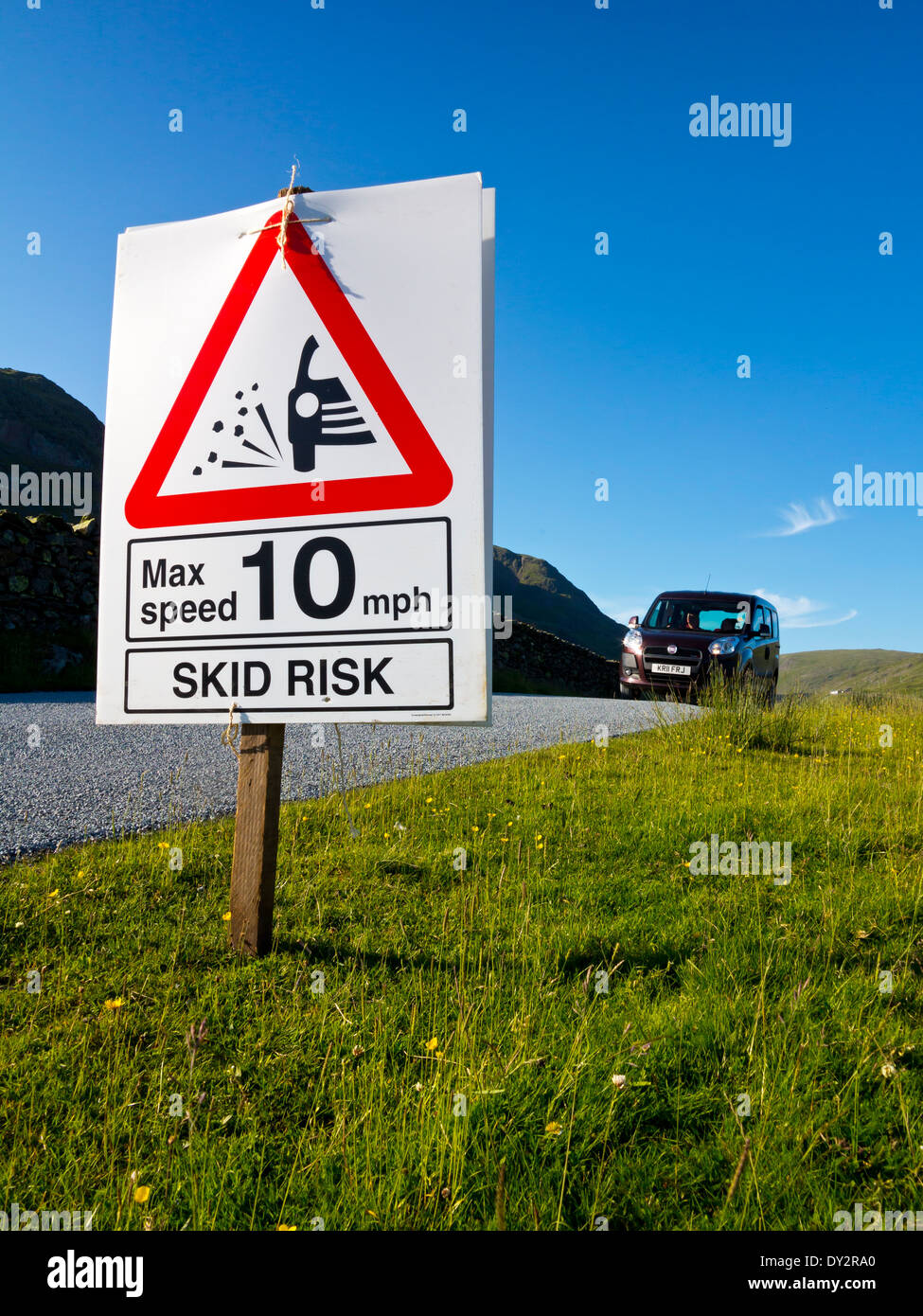 Route nouvellement refaite avec risque de dérapage de signer et de 10 mi/h de vitesse maximum à protéger les conducteurs contre un danger de perdre écailles England UK Banque D'Images