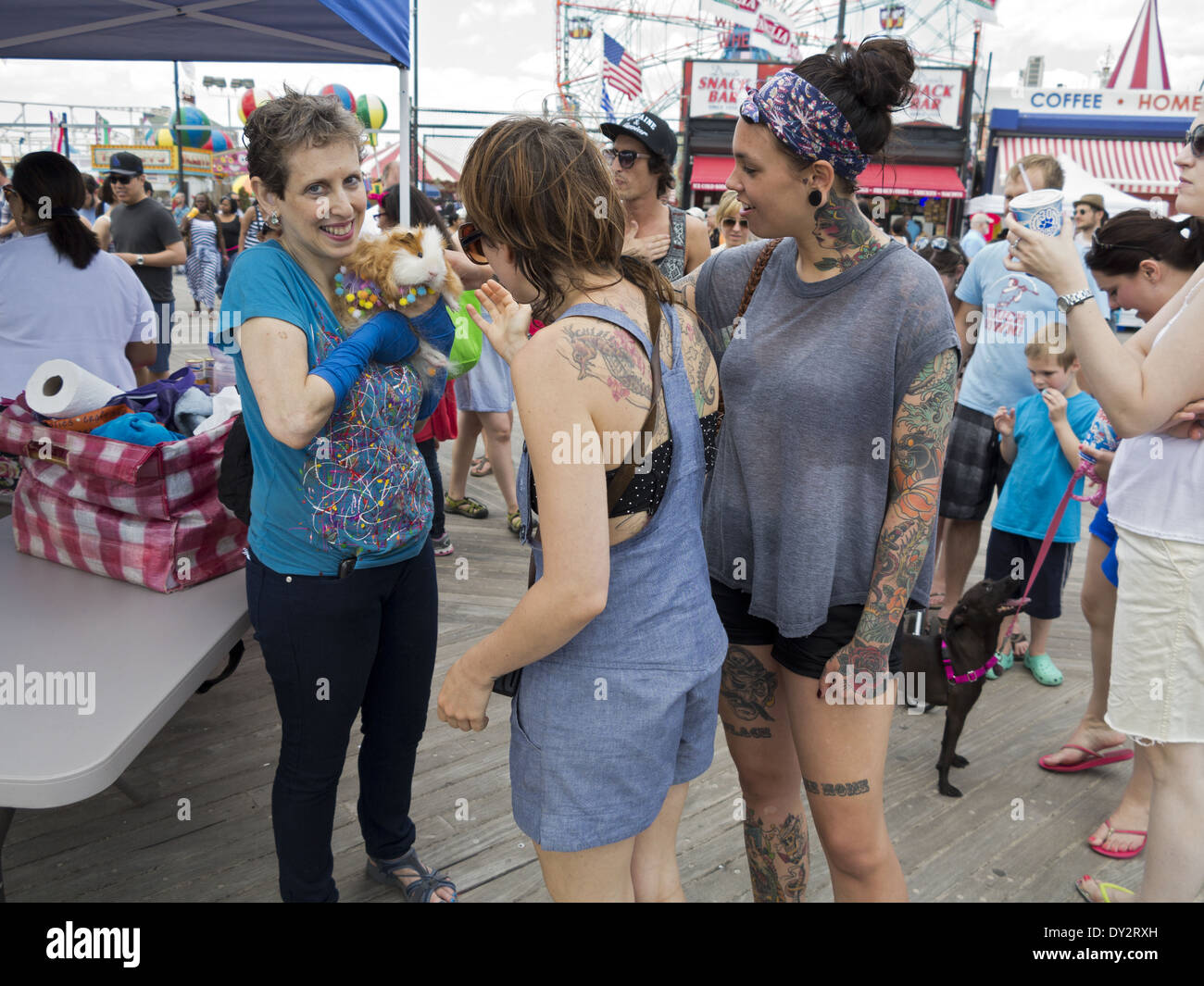 Troisième jour d'animaux à Coney Island à Brooklyn, New York, 2013. Fier propriétaire montre son animal en costume d'hamster. Banque D'Images