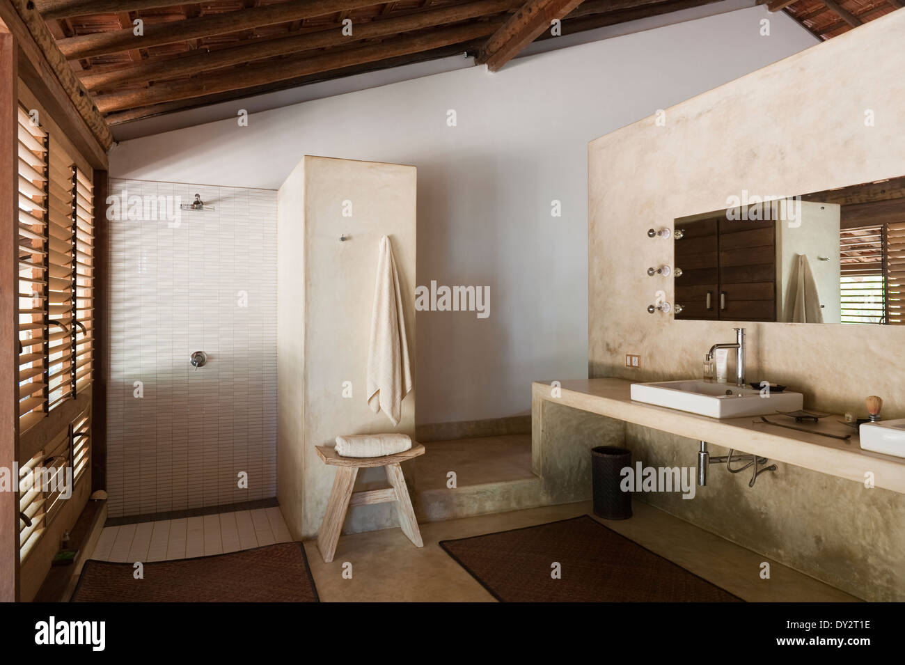 Salle de bains de l'intérieur de maison de plage de Goa, Inde Banque D'Images