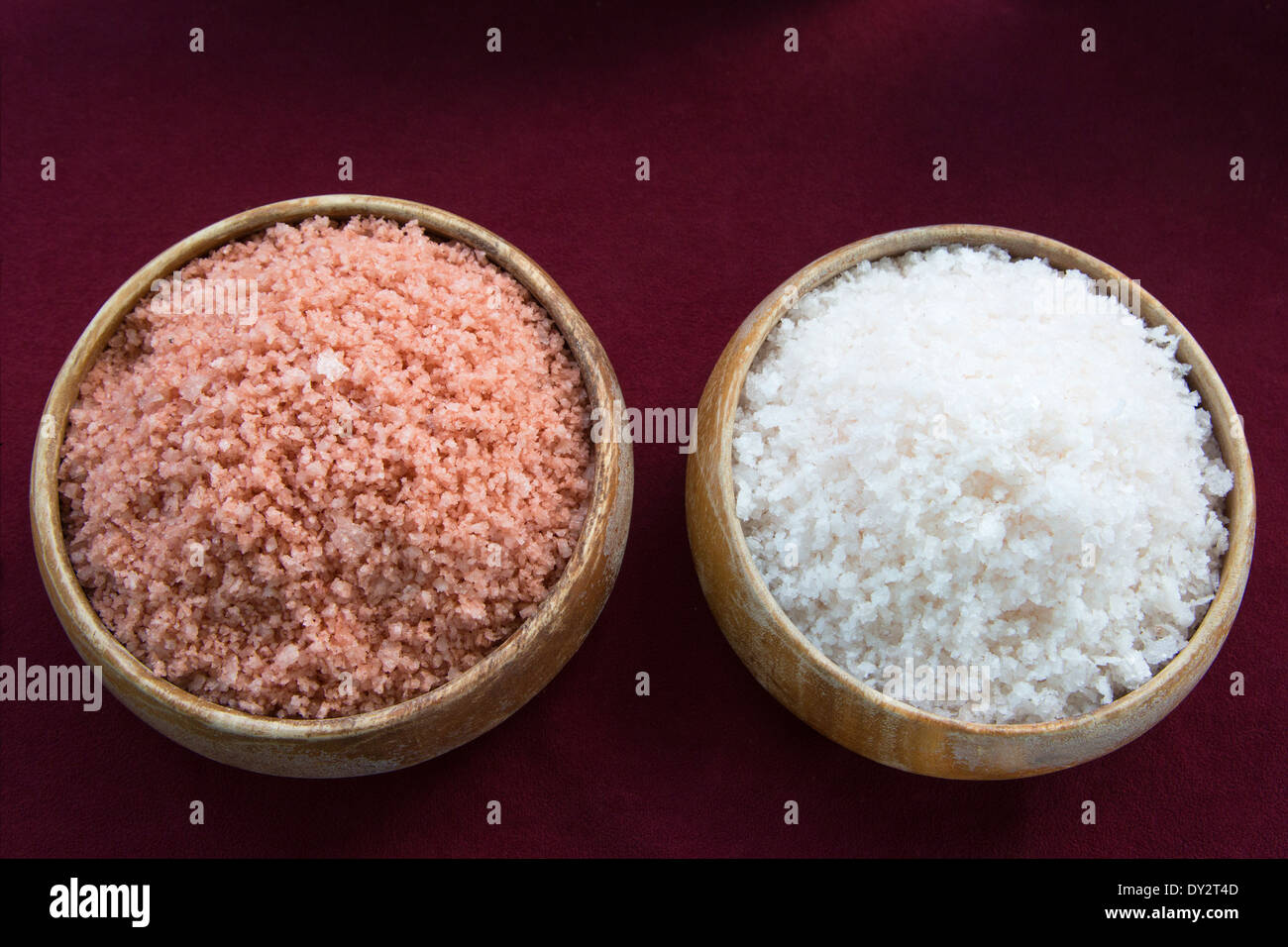 Pa'akai, sel de mer récoltés dans Kauai par des méthodes traditionnelles. La couleur rouge est de l'oxyde de fer dans l'argile mélangé avec le sel. Banque D'Images