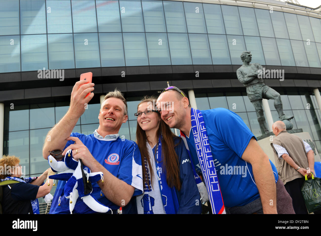 Chesterfield football supporters taking photo extérieur selfies Wembley Uk Banque D'Images