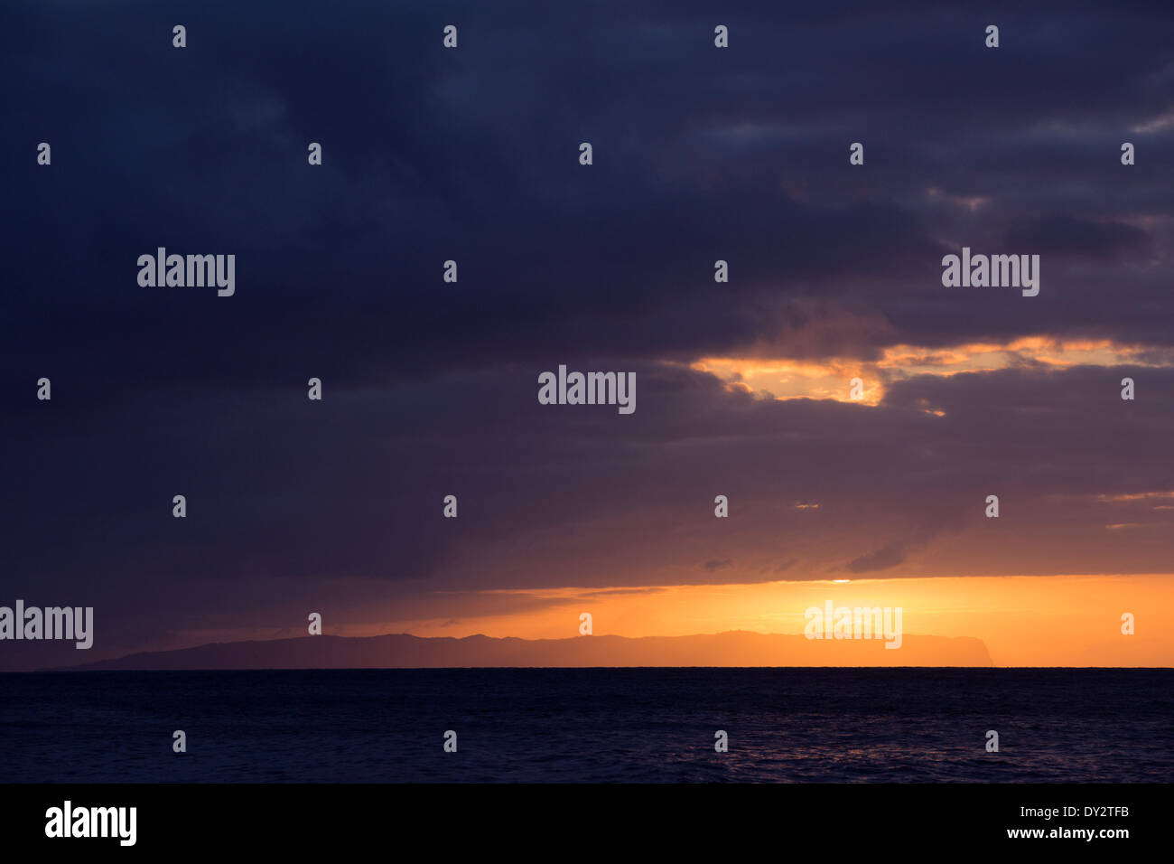 Vue sur l'île de Niihau depuis la côte ouest de Kauai au coucher du soleil Banque D'Images