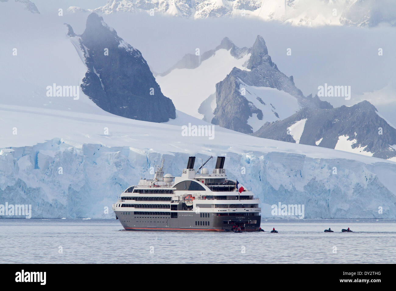 Bateau de croisière antarctique Antarctique le tourisme avec les touristes, L'Austral, et Zodiac parmi les montagnes, glaciers, montagne, péninsule antarctique. Banque D'Images