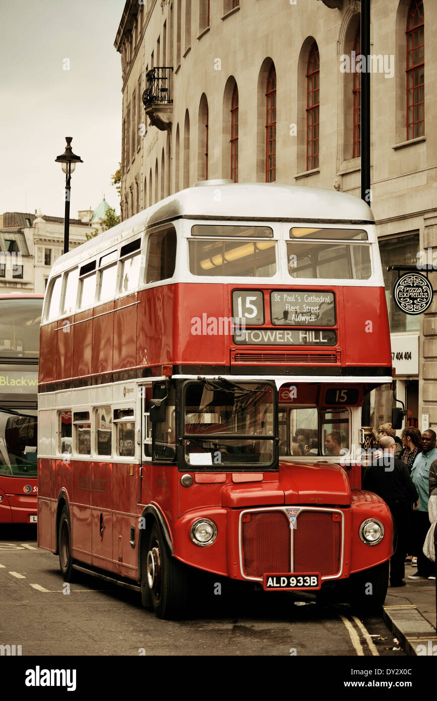 Vintage red bus dans Street Banque D'Images