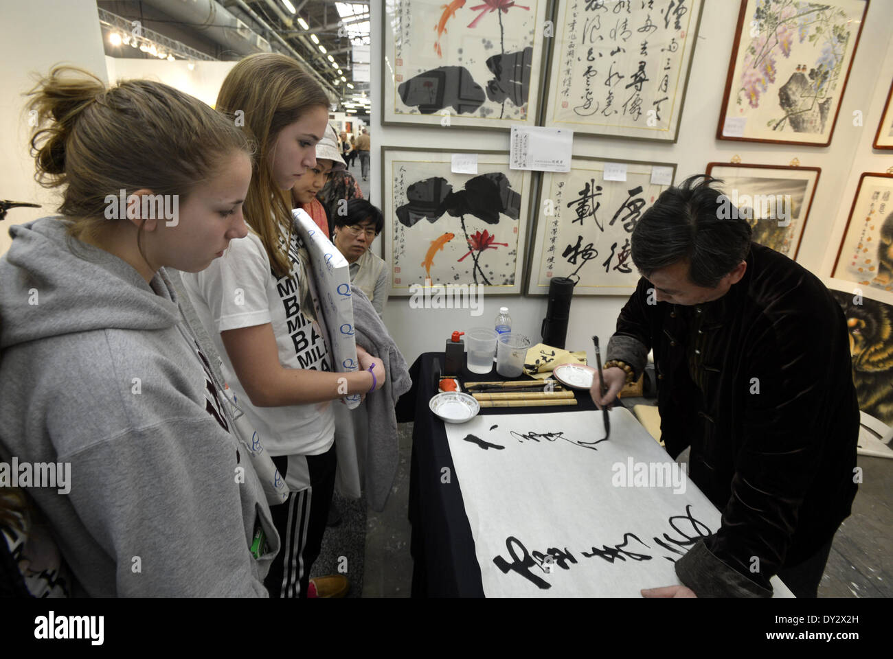 (140404) -- NEW YORK, 4 avril 2014 (Xinhua) -- l'artiste chinoise Liu Jianjun démontre l'art de la calligraphie à l'Artexpo New York 2014, au Pier 94, New York, 4 avril 2014. Comme le plus grand rassemblement international des propriétaires de galeries, les gestionnaires, les marchands d'art, décorateurs, arthitects, les acheteurs d'art et Art & Framing détaillants, l'Artexpo attire plus de 15 000 amateurs d'art passionné par année. Pour cette année, plus de 400 artistes novateurs, galeries et éditeurs du monde entier sont la mise en valeur d'œuvres d'art originales, Estampes, Tableaux, dessins, sculptures, photos, Banque D'Images