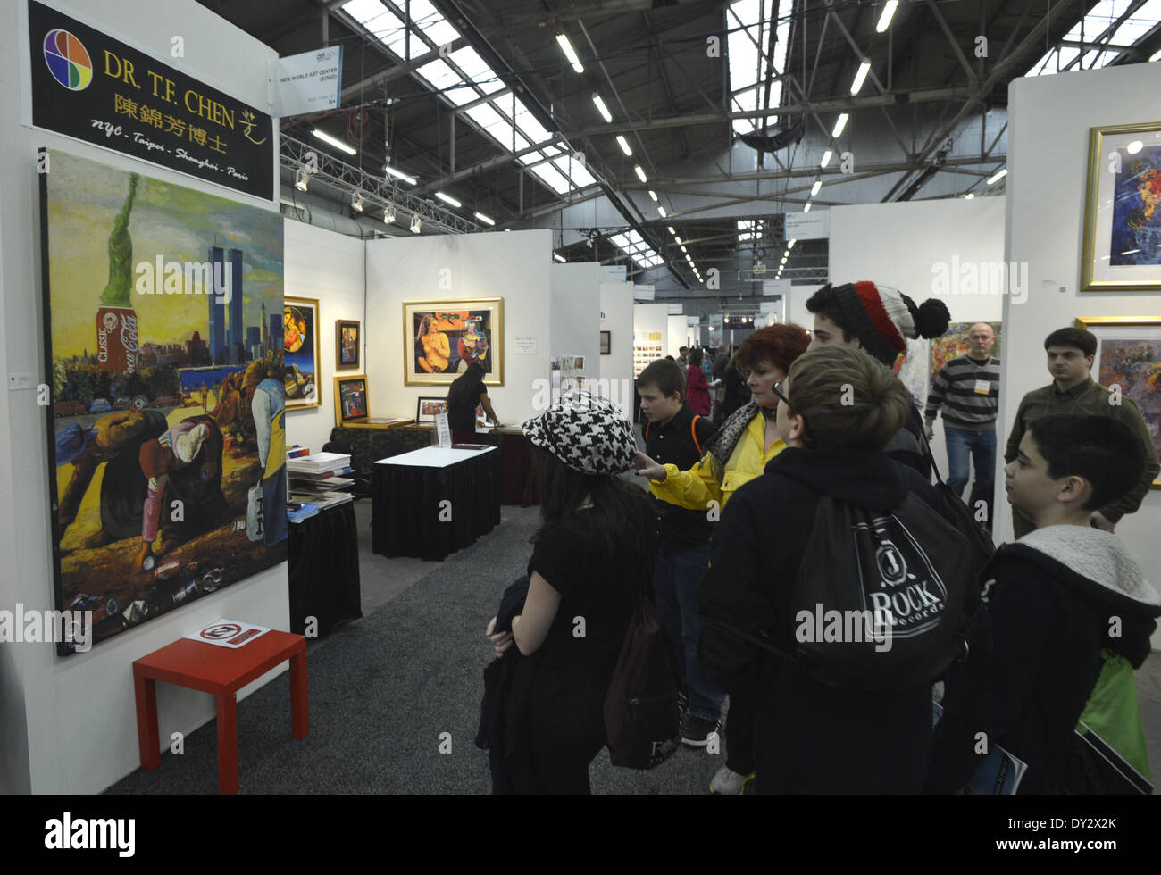 (140404) -- NEW YORK, 4 avril 2014 (Xinhua) -- Les visiteurs voir une œuvre d'art à l'Artexpo New York 2014, au Pier 94, New York, 4 avril 2014. Comme le plus grand rassemblement international des propriétaires de galeries, les gestionnaires, les marchands d'art, décorateurs, arthitects, les acheteurs d'art et Art & Framing détaillants, l'Artexpo attire plus de 15 000 amateurs d'art passionné par année. Pour cette année, plus de 400 artistes novateurs, galeries et éditeurs du monde entier sont la mise en valeur d'œuvres d'art originales, Estampes, Tableaux, dessins, sculptures, photos, céramiques, lithographies, oeuvres en verre un Banque D'Images