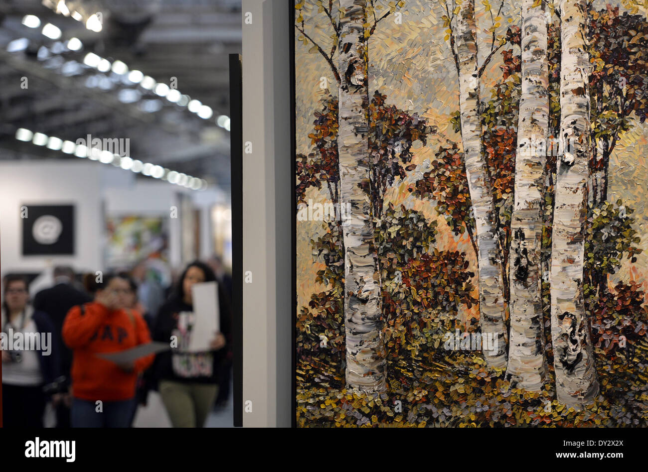 (140404) -- NEW YORK, 4 avril 2014 (Xinhua) -- Les visiteurs voir une œuvre d'art à l'Artexpo New York 2014, au Pier 94, New York, 4 avril 2014. Comme le plus grand rassemblement international des propriétaires de galeries, les gestionnaires, les marchands d'art, décorateurs, arthitects, les acheteurs d'art et Art & Framing détaillants, l'Artexpo attire plus de 15 000 amateurs d'art passionné par année. Pour cette année, plus de 400 artistes novateurs, galeries et éditeurs du monde entier sont la mise en valeur d'œuvres d'art originales, Estampes, Tableaux, dessins, sculptures, photos, céramiques, lithographies, oeuvres en verre un Banque D'Images