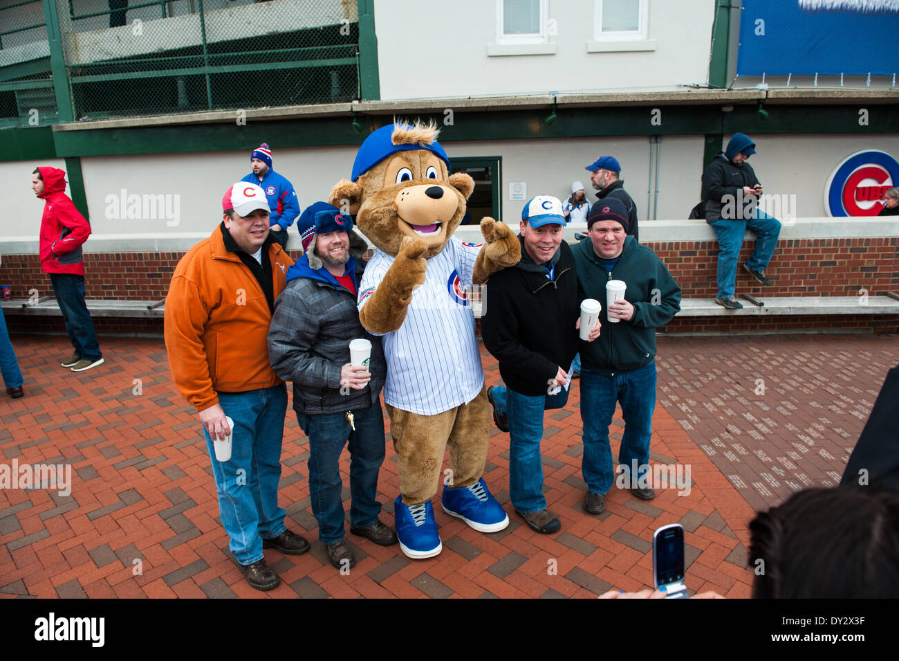 Chicago, Illinois, USA. 4ème apr 2014. Chicago Cubs fans posent avec la nouvelle équipe mascott Clark la Cub le 4 avril 2104.La saison 2014 marque le 100e année pour le stade historique. Crédit : Max Herman / Alamy Live News Banque D'Images