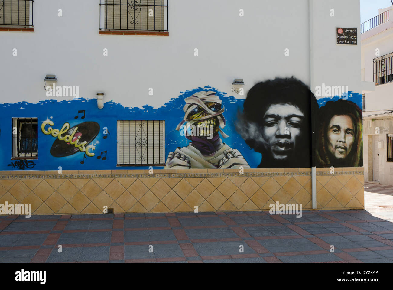 Peinture murale de Bob Marley, Jimmy Hendrix et maman à l'extérieur sur un magasin de disques en Espagne. Banque D'Images