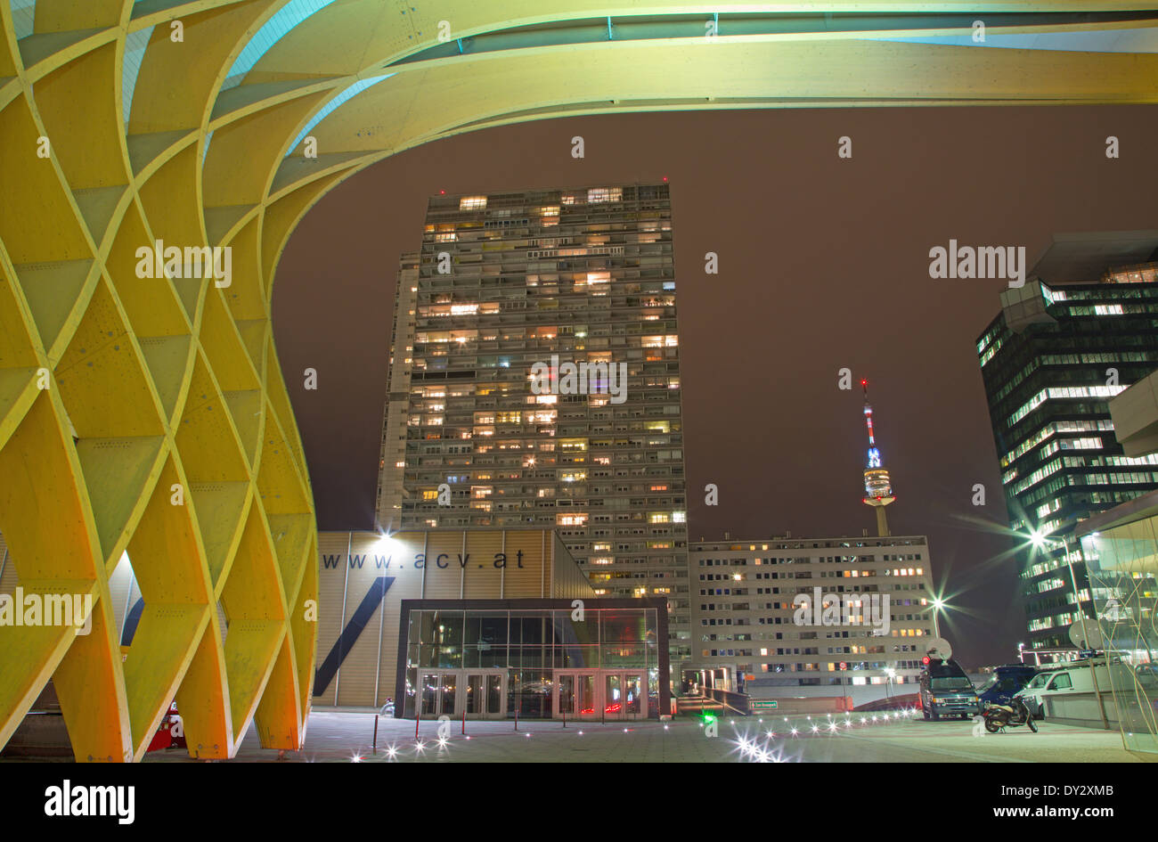 Vienne, Autriche - 17 février 2014 : arche de bois moderne dans Unocity. Banque D'Images