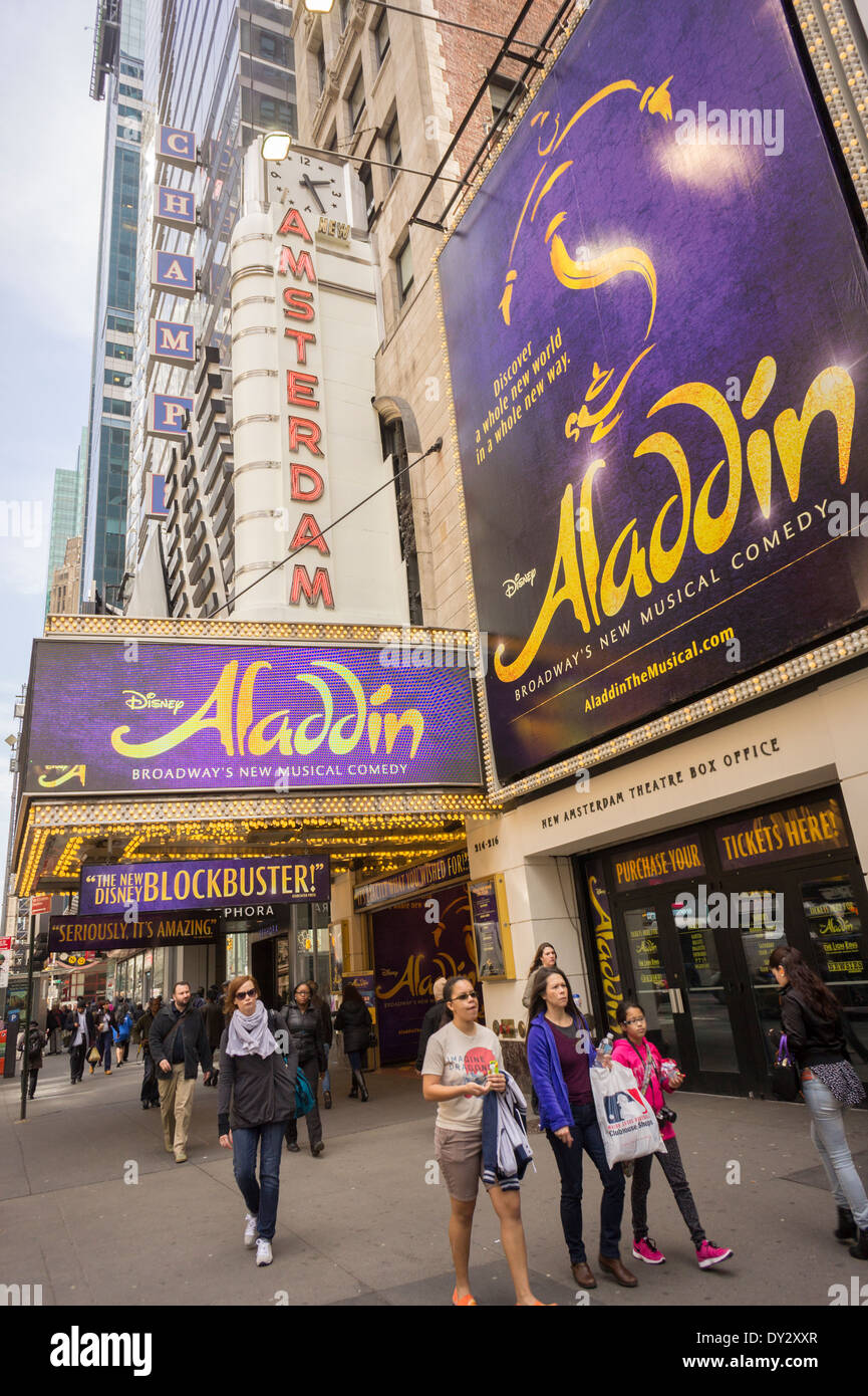 La Comedie Musicale Aladdin Par Disney Au New Amsterdam Theater Dans Le Quartier Des Theatres De New York Photo Stock Alamy