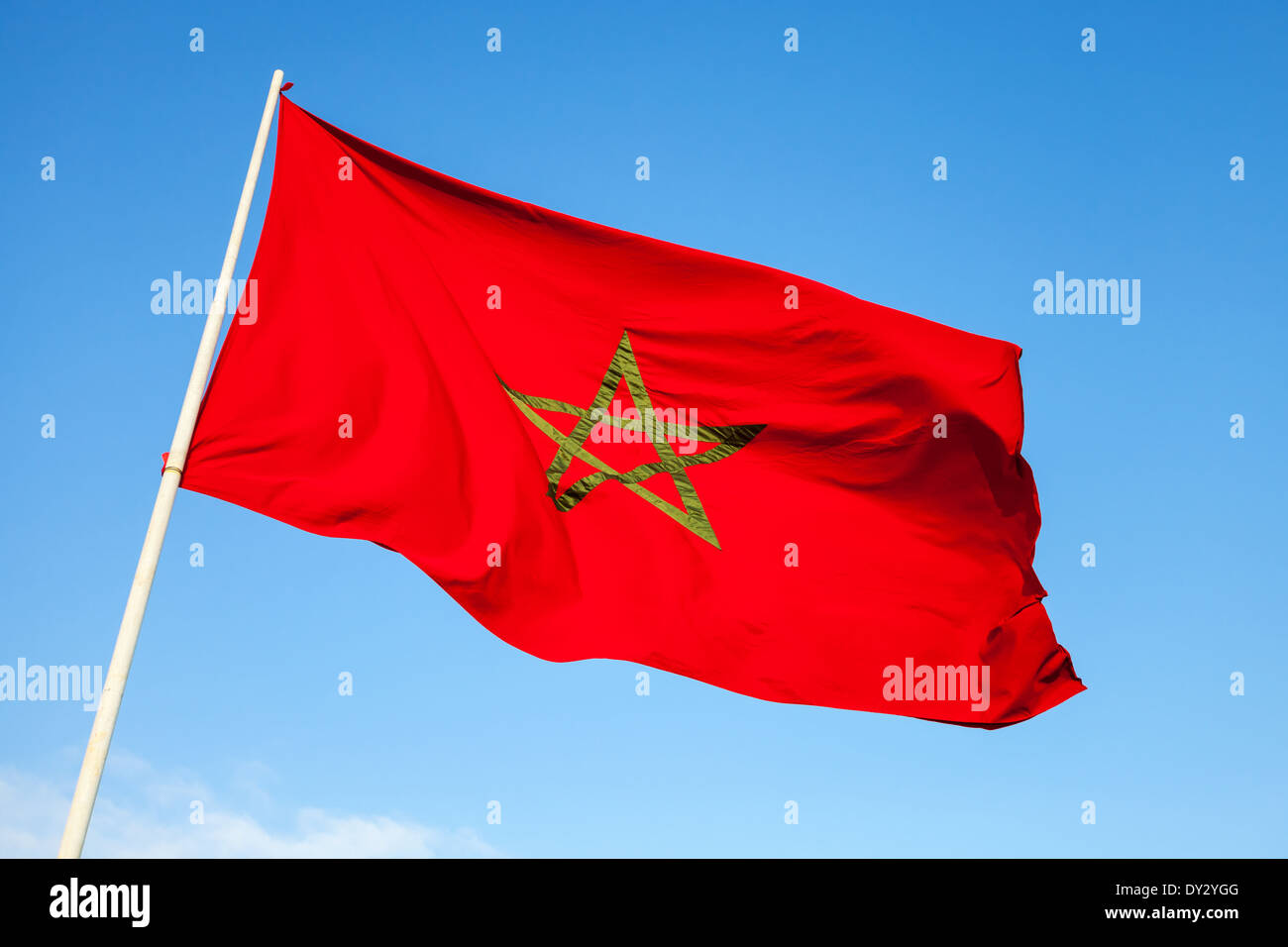 Drapeau national du Maroc au-dessus de ciel bleu Banque D'Images
