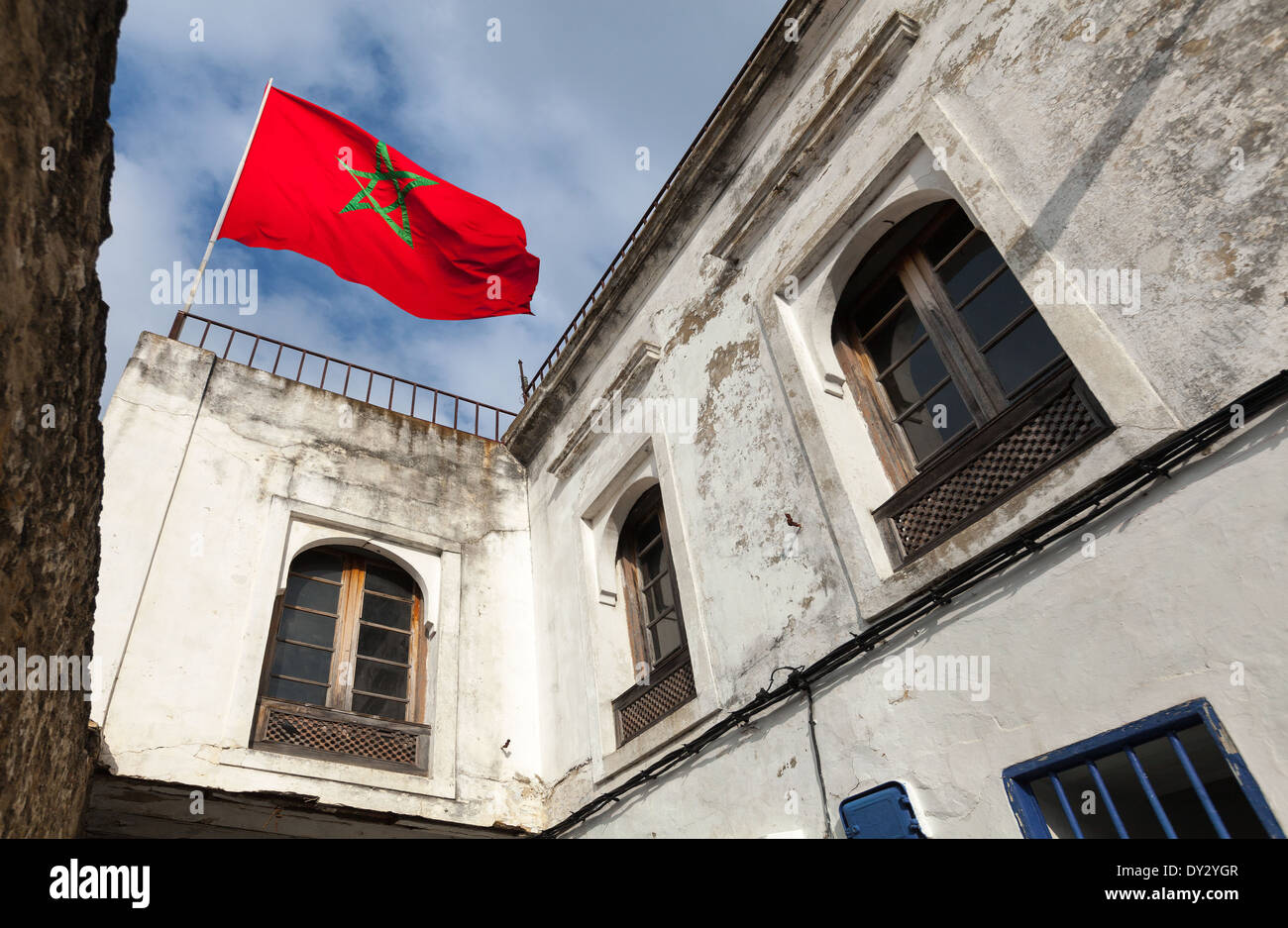 Drapeau national du Maroc à l'ancienne Médina, Tanger Banque D'Images