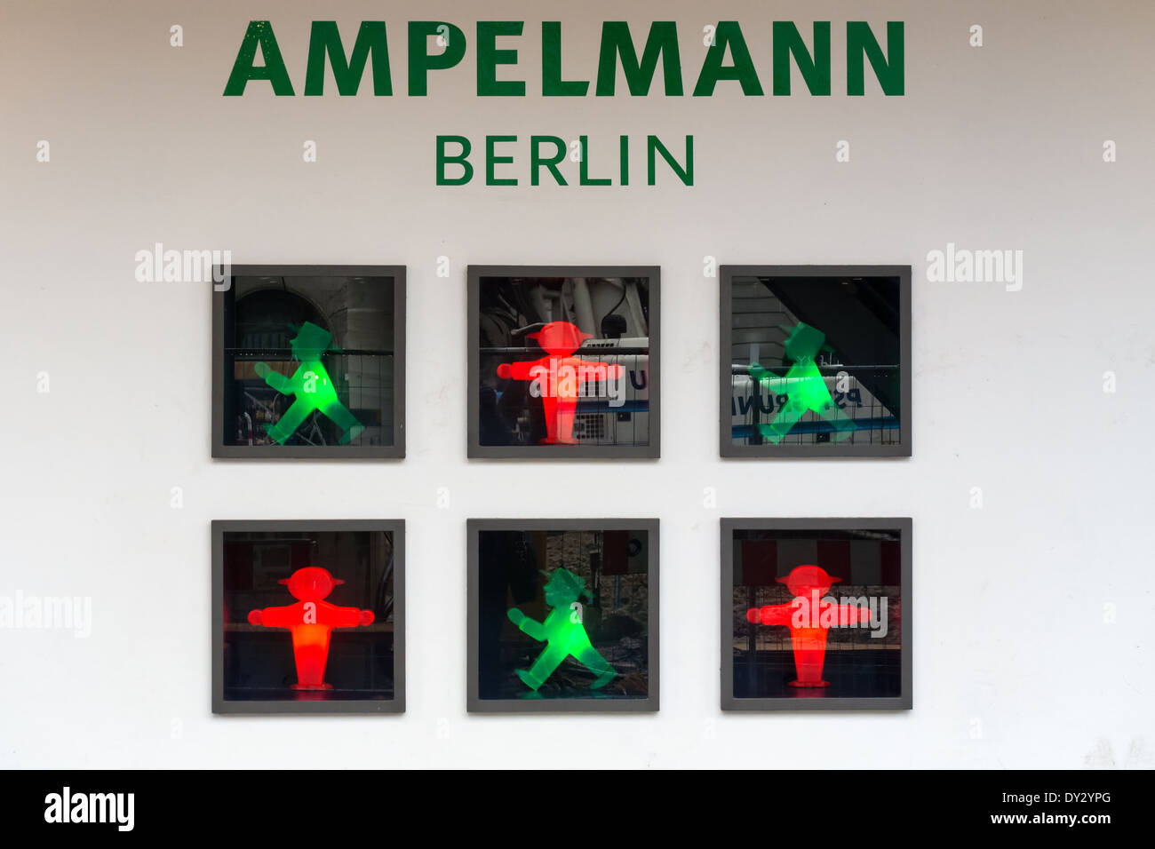 Ampelmaennchen (peu de trafic light man) est le célèbre symbole figurant sur les signaux pour piétons dans l'ancienne RDA. L'Allemagne. Berlin Banque D'Images