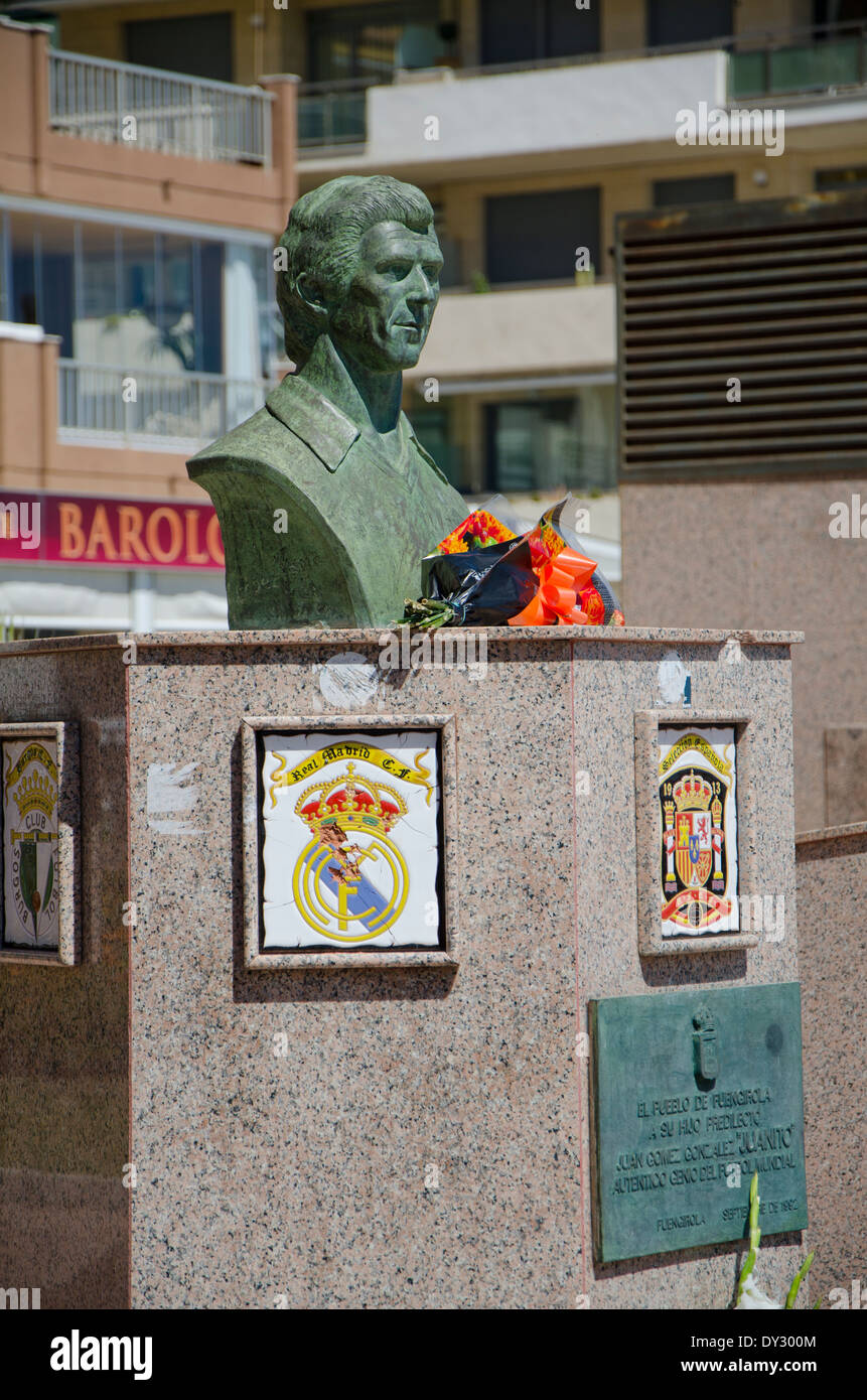 Statue de footballeur espagnol Juan Gómez González a également appelé Juanito du Real Madrid à Fuengirola, Espagne. Banque D'Images