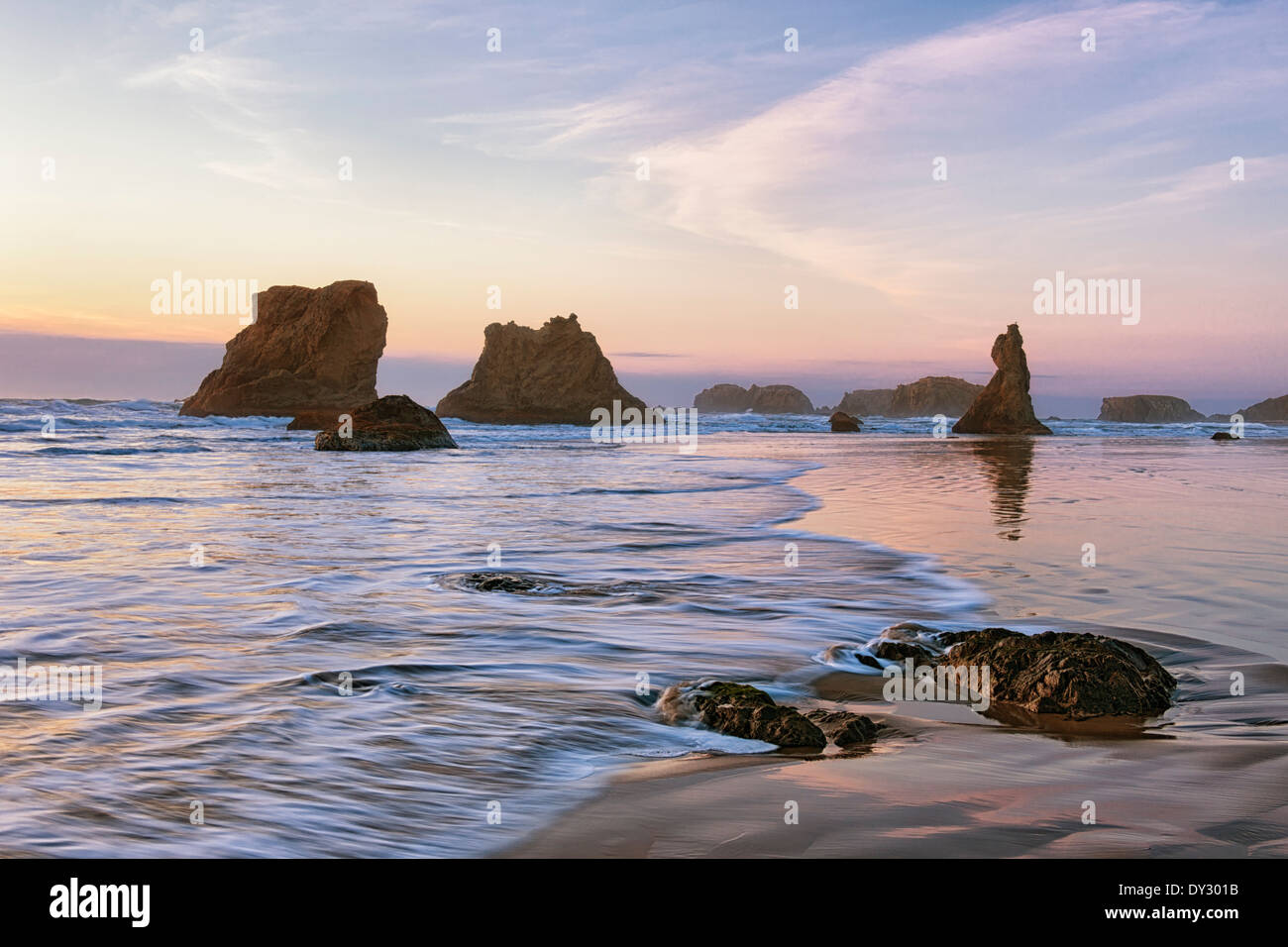 La beauté tranquille de silhouettes crépuscule les nombreuses piles de la mer le long de l'Oregon est Bandon Beach. Banque D'Images