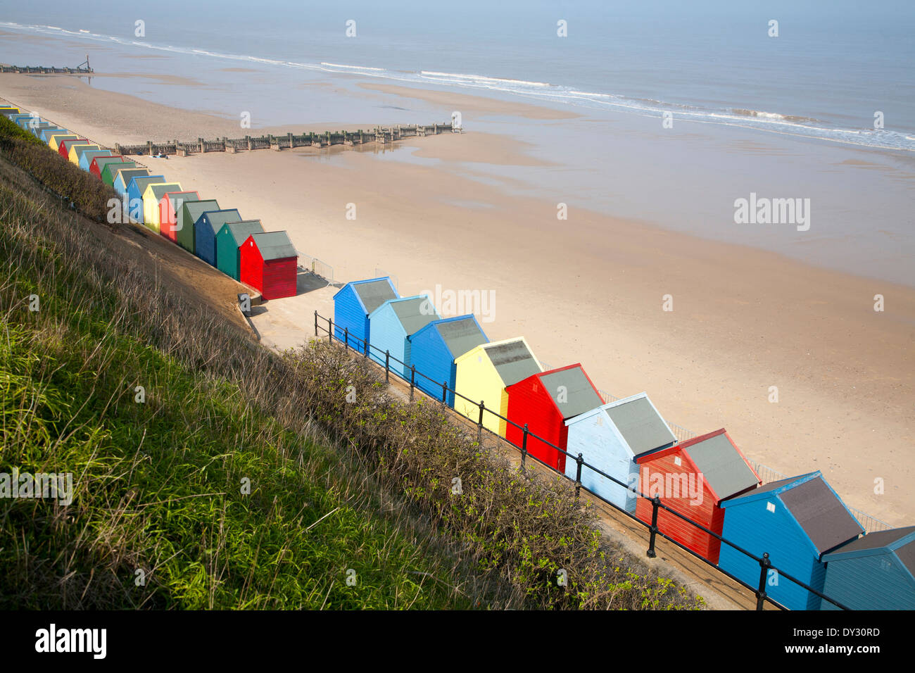 Cabines colorées, une large plage de sable et mer, Mundesley, Norfolk, Angleterre Banque D'Images