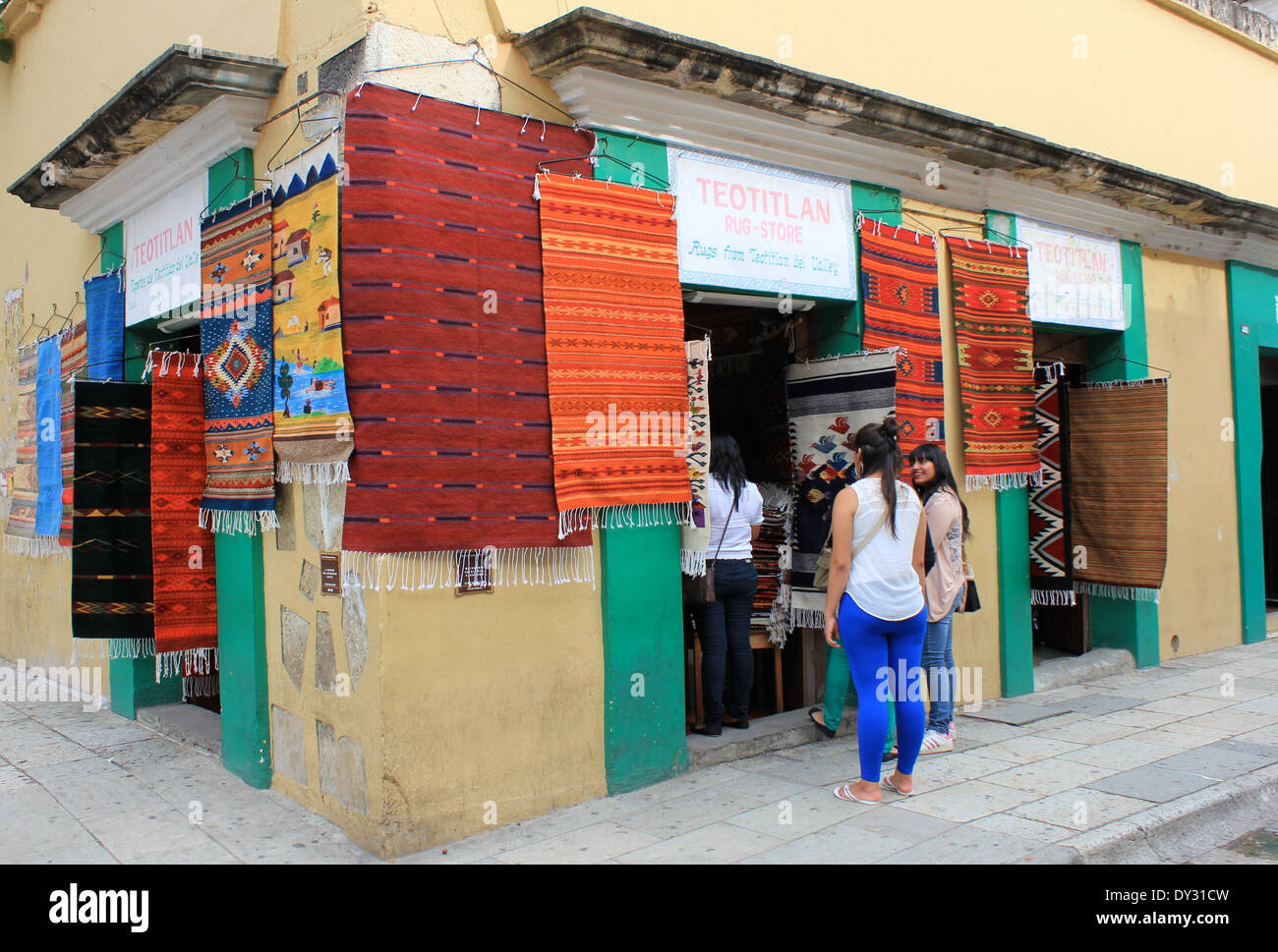 Boutique avec des tapis colorés étendus dehors à Oaxaca, Mexique Banque D'Images