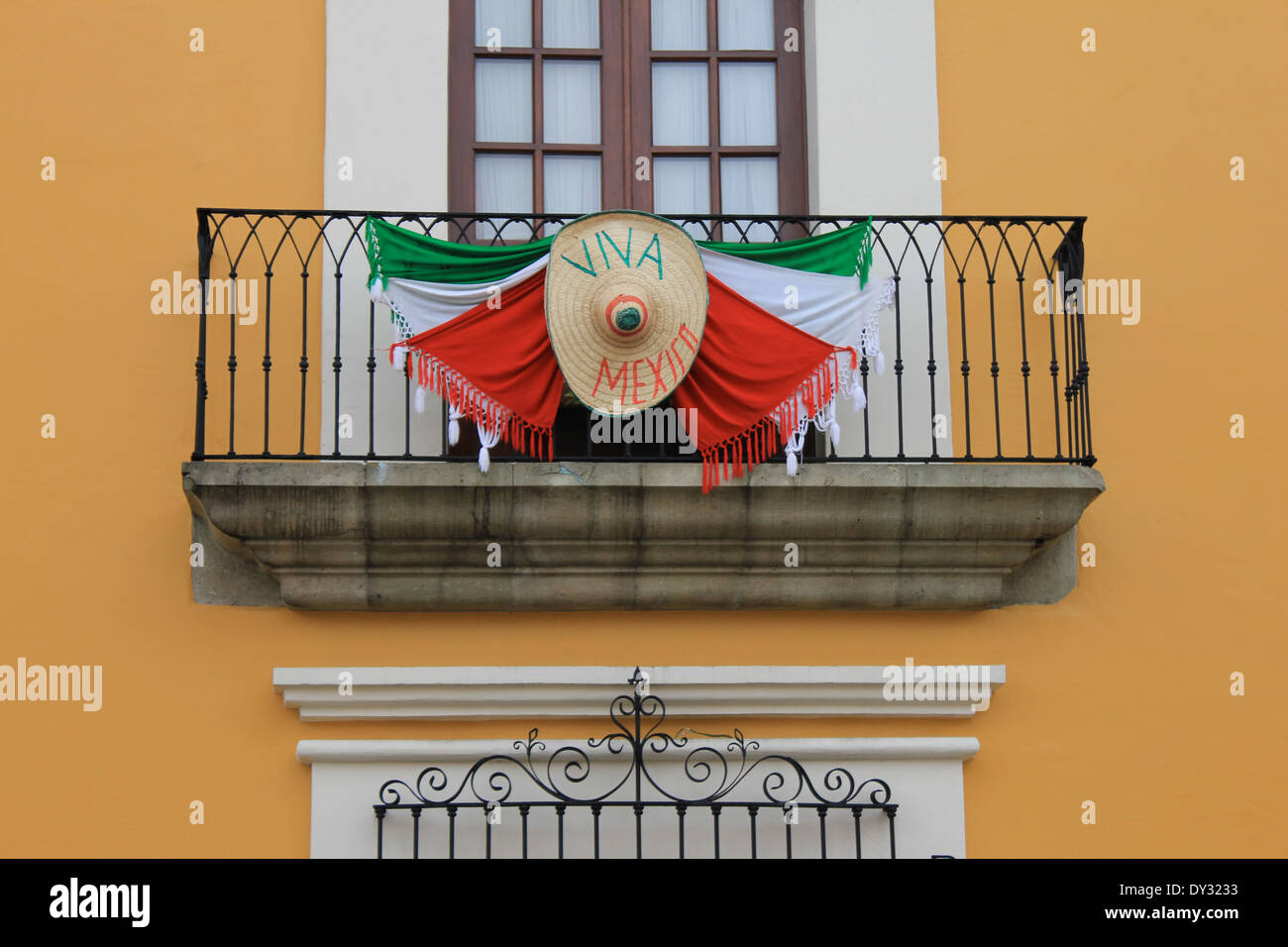 Viva Mexico ! Mexican Hat et d'un drapeau pendu sur balcon pour le jour de l'indépendance du Mexique, Oaxaca, Mexique Banque D'Images