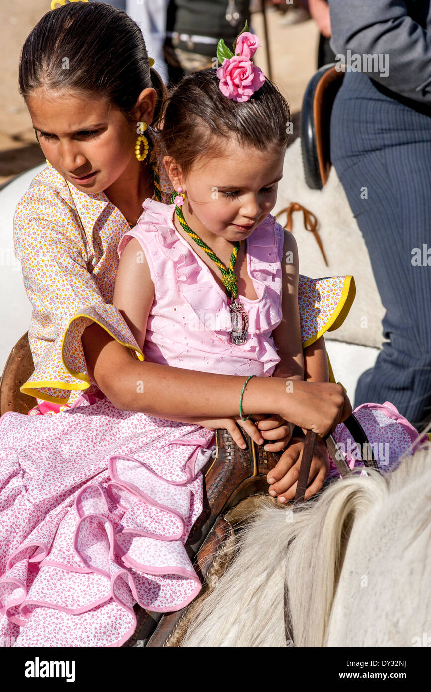 Les enfants à cheval, Festival El Rocio, El Rocio, Andalousie, Espagne Banque D'Images
