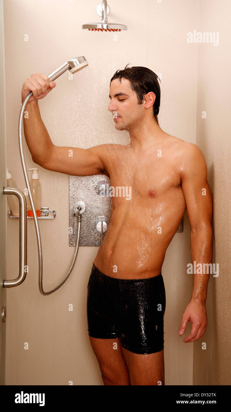 L'homme de prendre une douche dans la salle de sport Photo Stock - Alamy