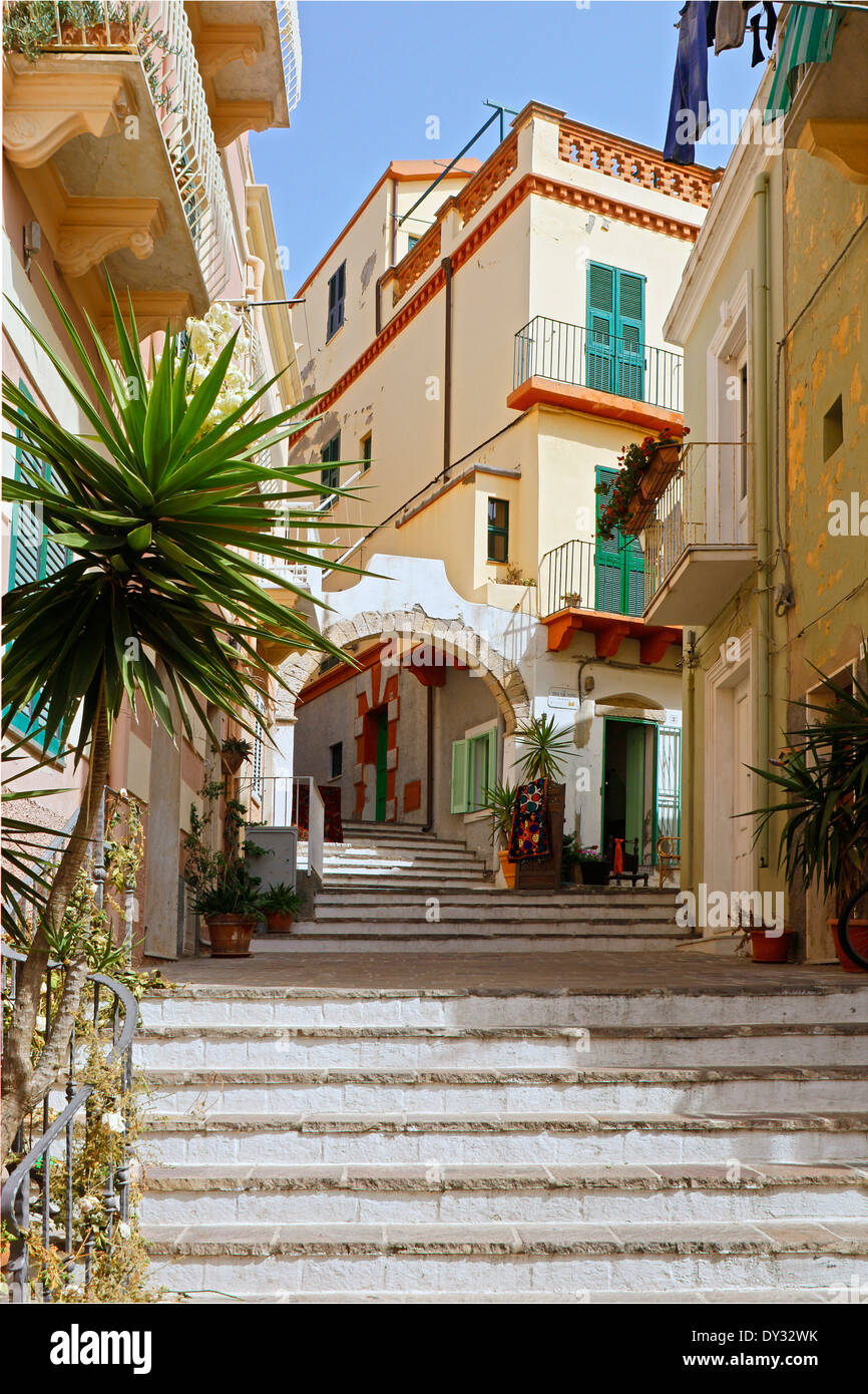 Village de l'île San Pietro Carloforte Sardaigne rue typique avec des escaliers et bow Banque D'Images