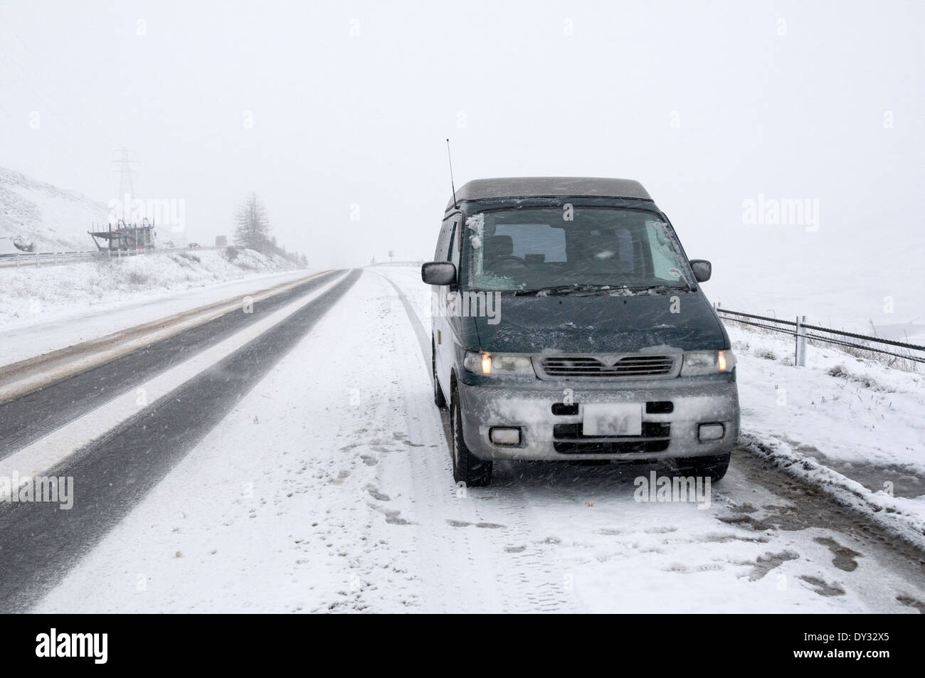 Véhicule Mazda Bongo au sommet de la neige couverts Drumochter Pass sur l'A9 en hiver. Montagnes Grampian, Ecosse, Royaume-Uni Banque D'Images