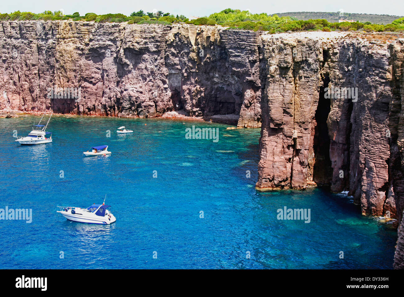Île de San Pietro Halfmoon cove (Cala mezzaluna) falaises et grottes de la vache de mer Banque D'Images