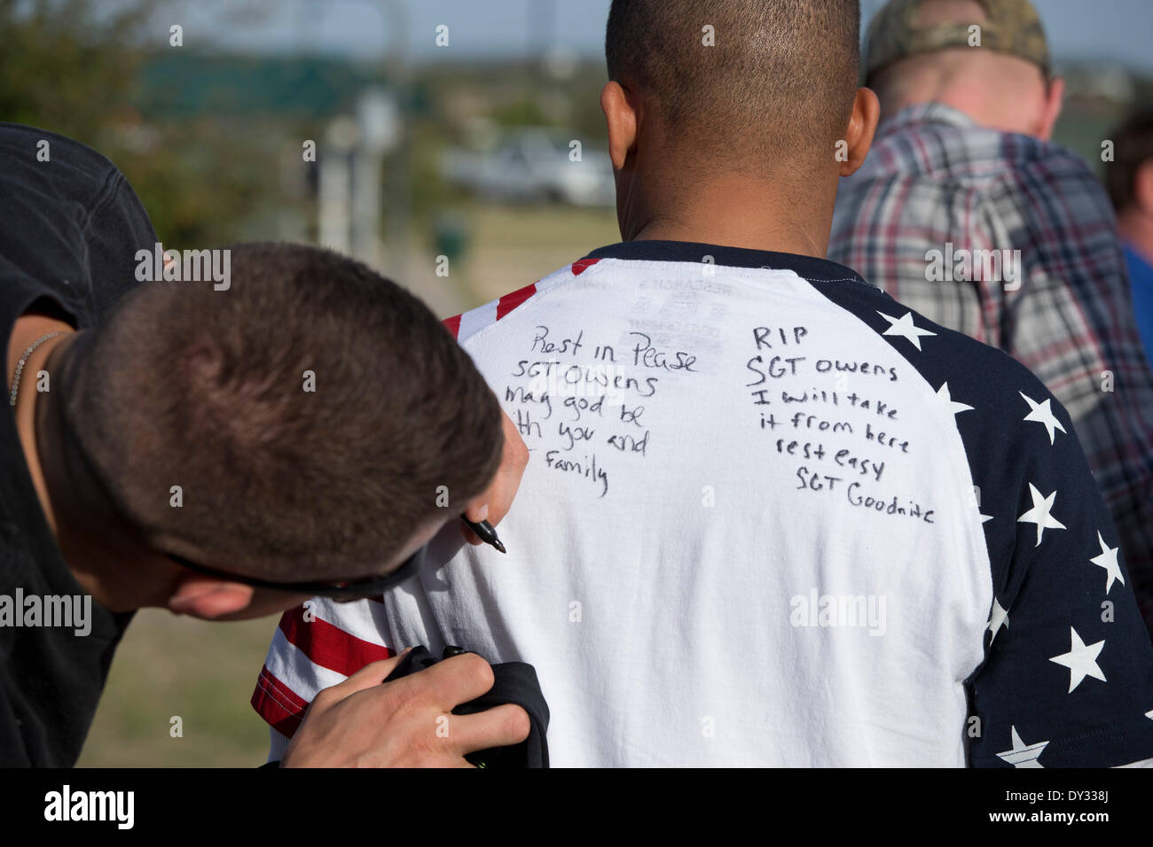 Un soldat américain écrit un mémoire sur une chemise à l'appui de Fort Hood Poste de l'armée aux soldats et aux familles après un shooter sur l'après la mort des soldats 4. Banque D'Images