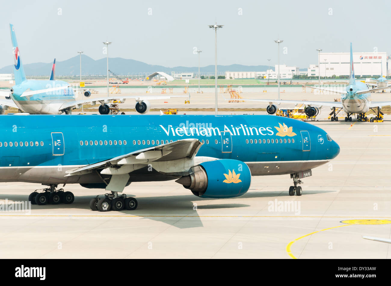Un avion de Vietnam Airlines se trouve sur le tarmac de l'aéroport d'Incheon en Corée du Sud. Banque D'Images