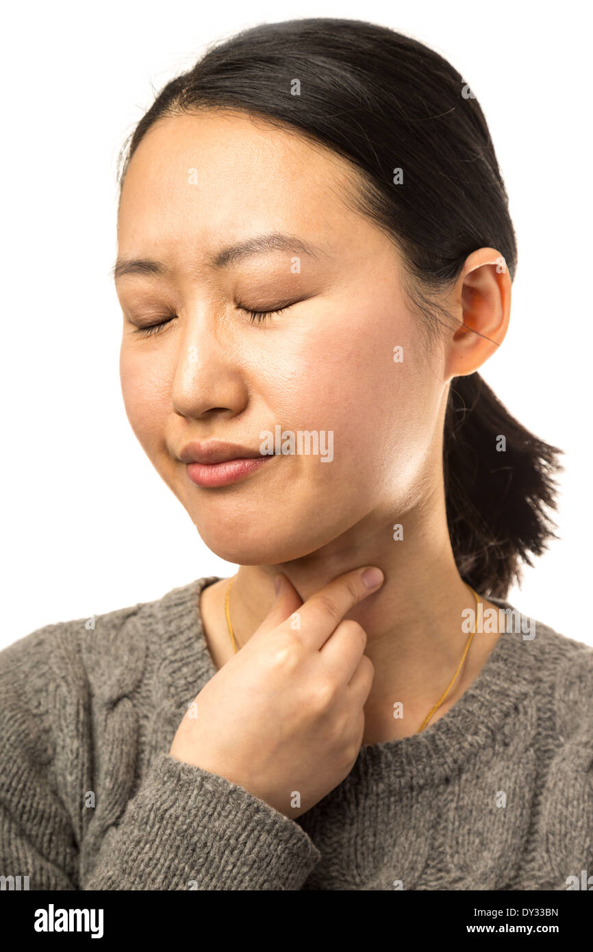 Young Asian woman avec gorge sur fond blanc Banque D'Images