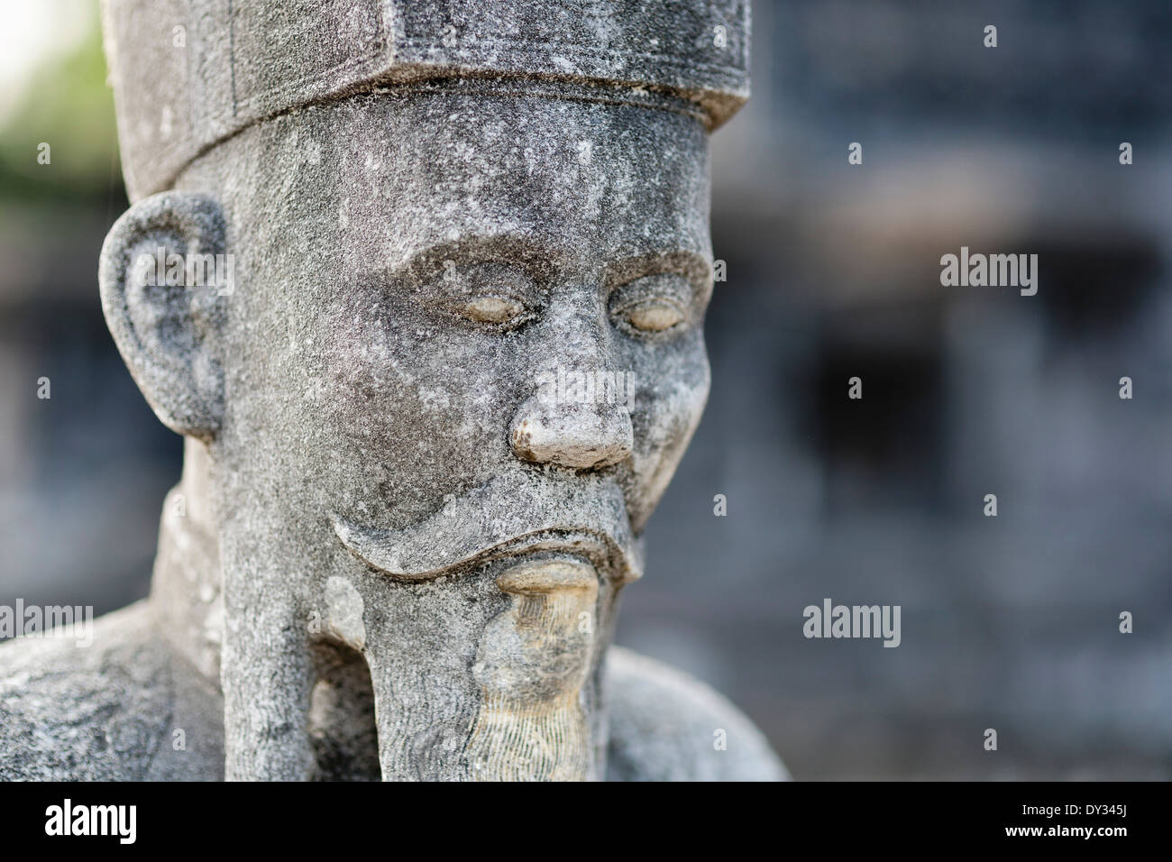 Hue, Vietnam, Asie du sud-est. Cour d'honneur, tombeau de Khai Dinh, guardian statue mandarin Banque D'Images
