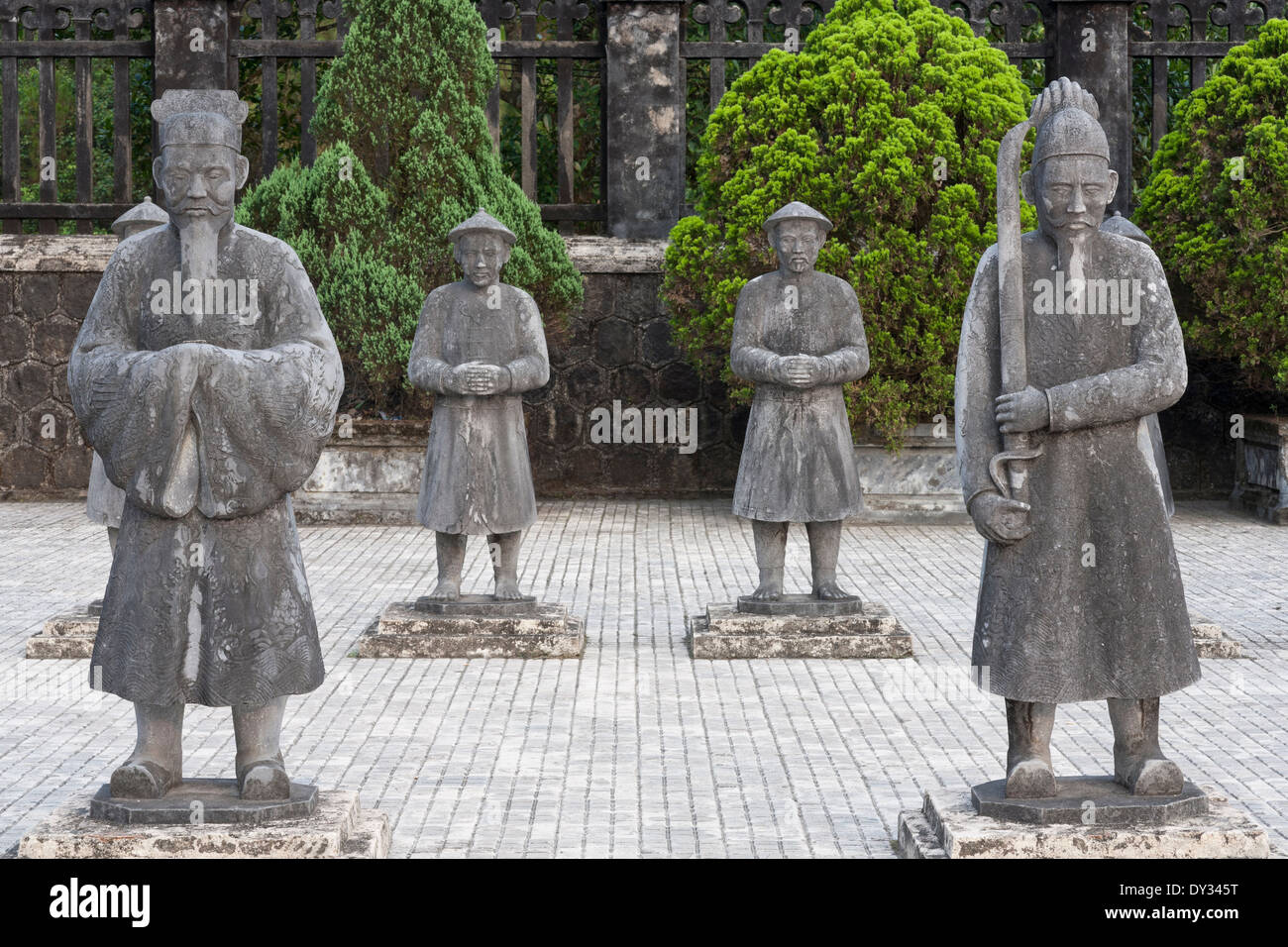 Hue, Vietnam, Asie du sud-est. Cour d'honneur, tombeau de Khai Dinh, gardien des statues mandarin Banque D'Images