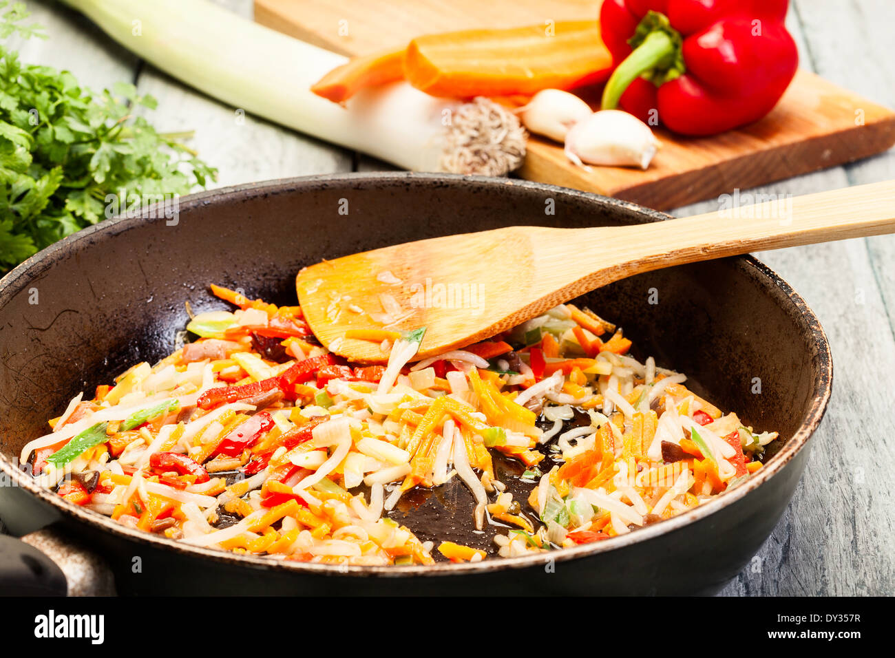 Légumes frais dans un wok chinois pan Banque D'Images