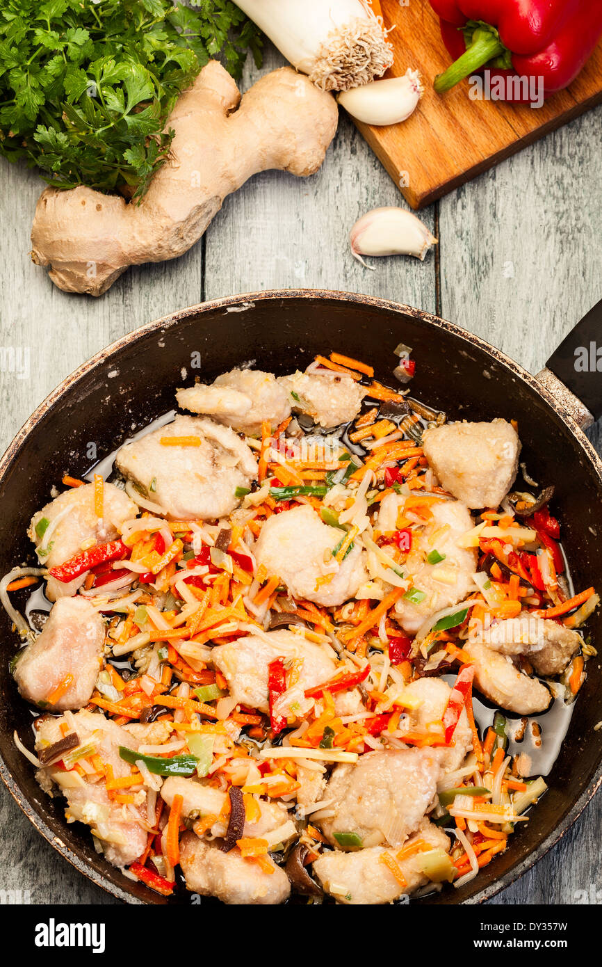 Porc en chinois avec des légumes dans un wok casserole Banque D'Images