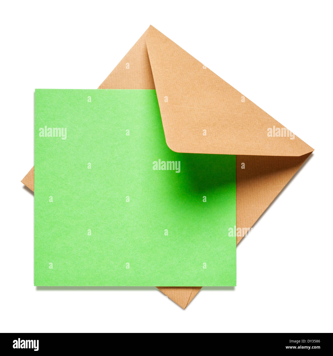 Brown square enveloppe avec carte verte sur fond blanc, chemin de détourage inclus Banque D'Images