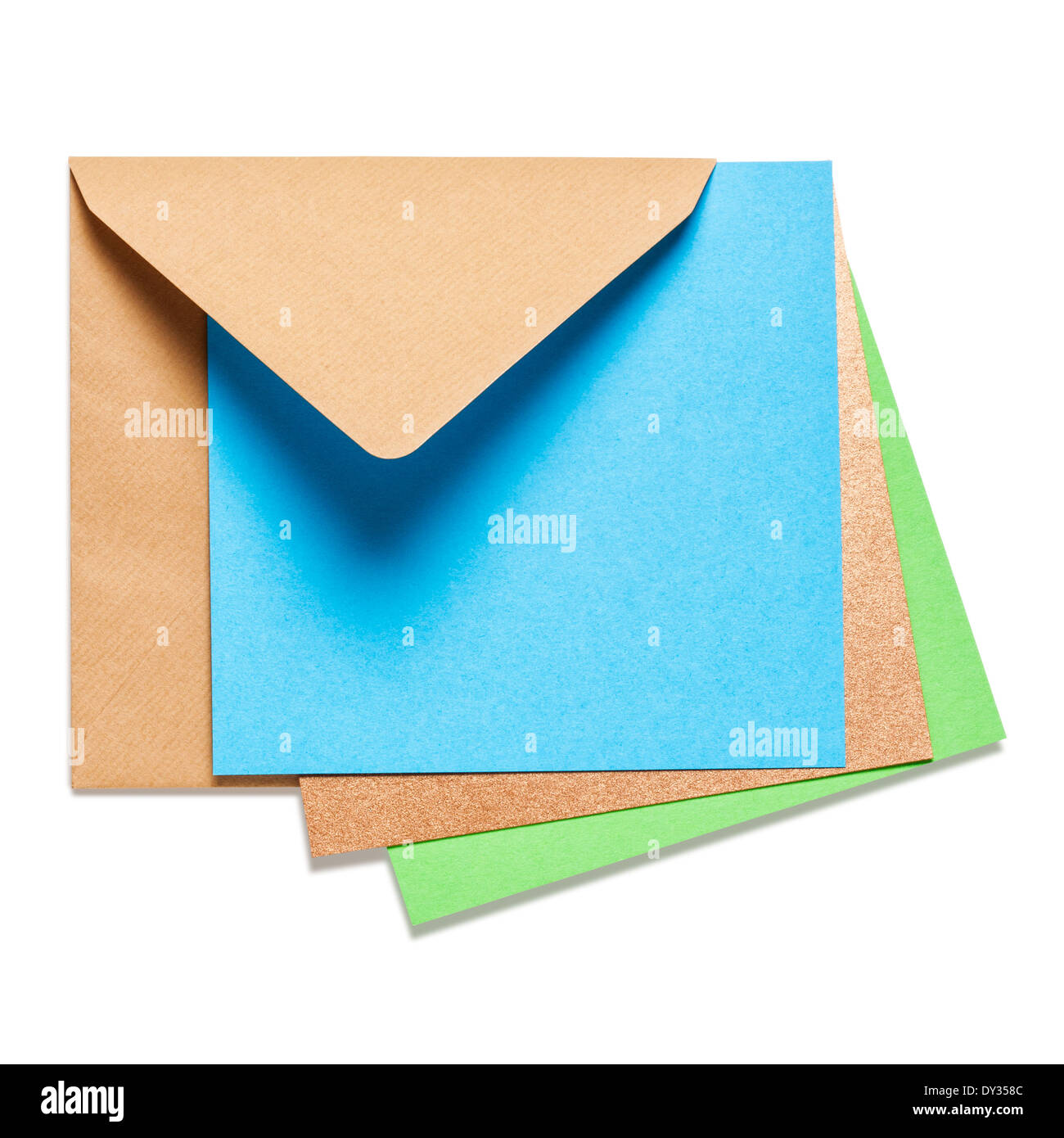 Brown square enveloppe avec carte bleue sur fond blanc, chemin de détourage inclus Banque D'Images