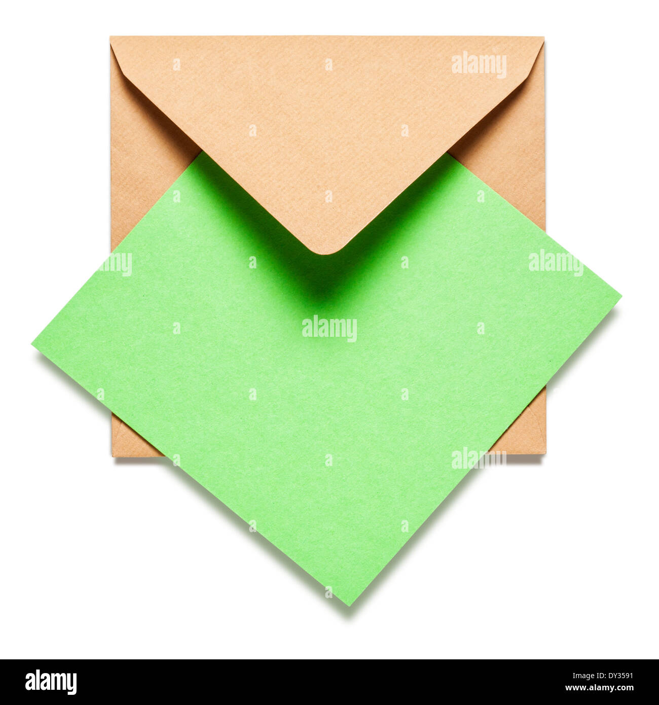 Brown square enveloppe avec carte verte sur fond blanc, chemin de détourage inclus Banque D'Images