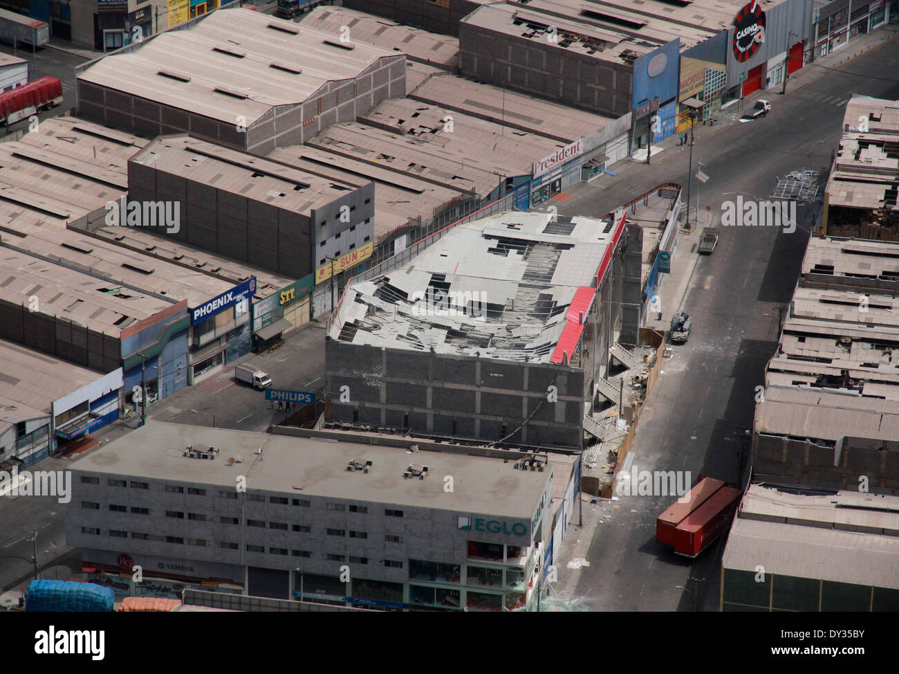 Alto Hospicio, au Chili. 4ème apr 2014. Vue aérienne d'un bâtiment endommagé à Iquique, Chili, le 4 avril 2014. Le Centre d'alerte rapide de l'Office national d'urgence (Onemi, pour son sigle en espagnol) dit qu'il y a eu des centaines de répliques enregistrées au jeudi dans le nord du Chili, qui a touché les régions d'Arica et Parinacota, Tarapaca. Credit : Str/Xinhua/Alamy Live News Banque D'Images