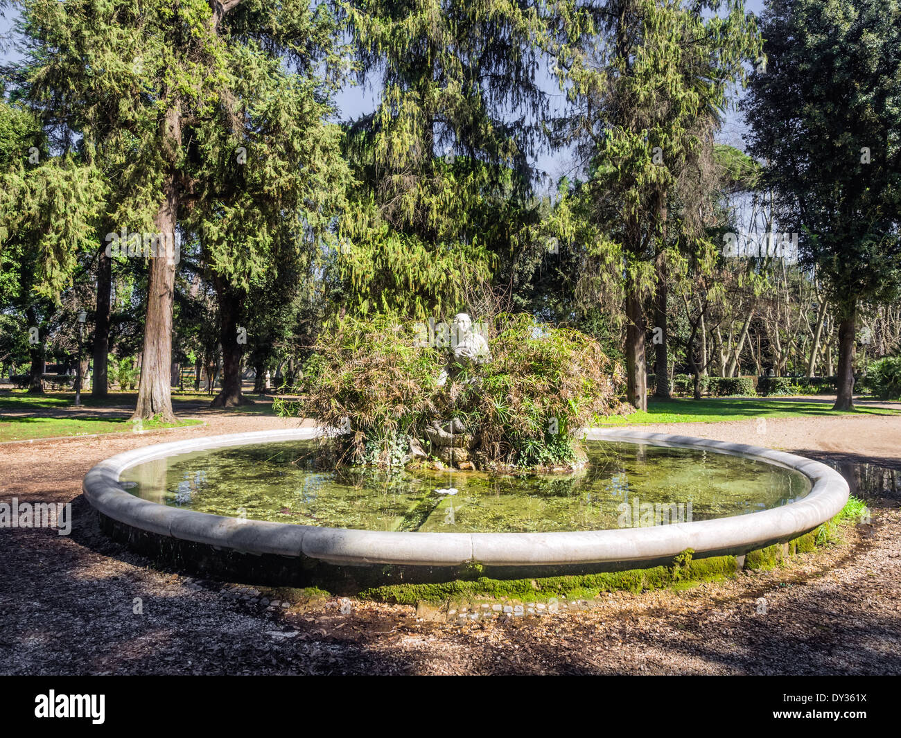 Fontaine et statue dans la Villa Borghese, Rome, Italie Banque D'Images