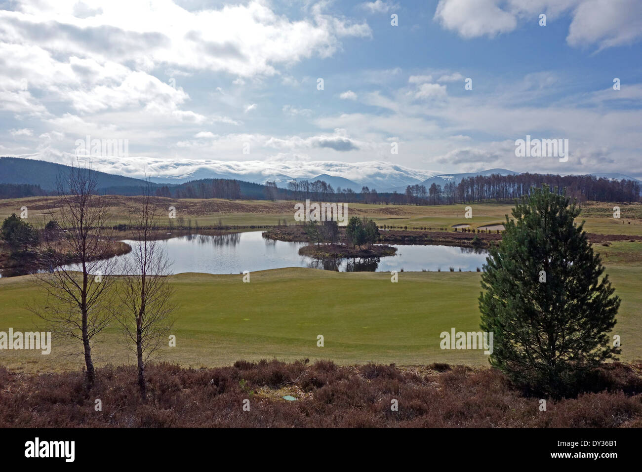 Le Macdonald Spey Valley Championnat de Golf à les bords de la rivière Spey avec vue sur les montagnes de Cairngorm assombri Banque D'Images