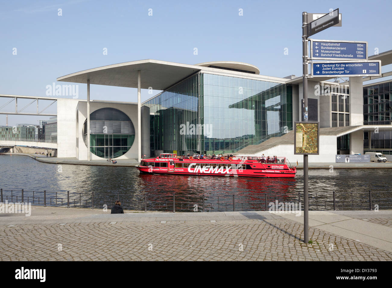 Bateau touristique sur le quartier du gouvernement et Spree avec tourisme signpost, Berlin, Allemagne Banque D'Images
