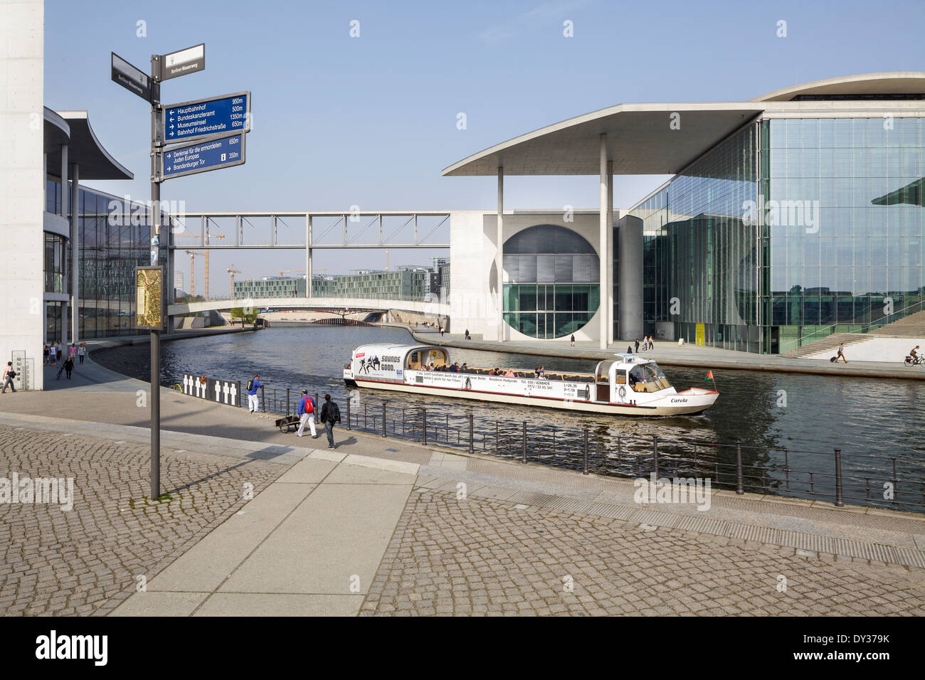 Bateau touristique sur le quartier du gouvernement et Spree avec tourisme signpost, Berlin, Allemagne Banque D'Images