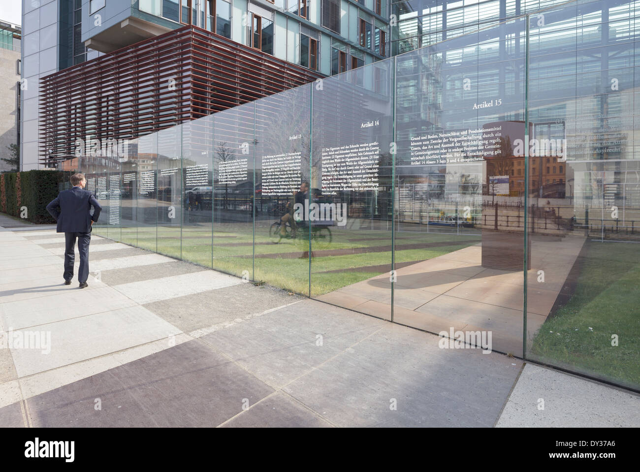Mur de verre en face de Jakob Kaiser Haus avec extrait de la législation allemande, Berlin, Allemagne Banque D'Images