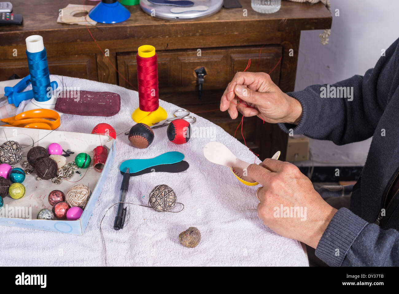 Image main d'hommes anciens traditionnels couture boules jai alai Banque D'Images