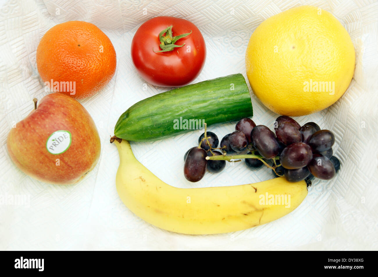 Sélection de 7 fruits et légumes par jour ( 7 ) 7 ou plusieurs portions de fruits et légumes par jour, c'est plus sain que le 5 recommandé Banque D'Images