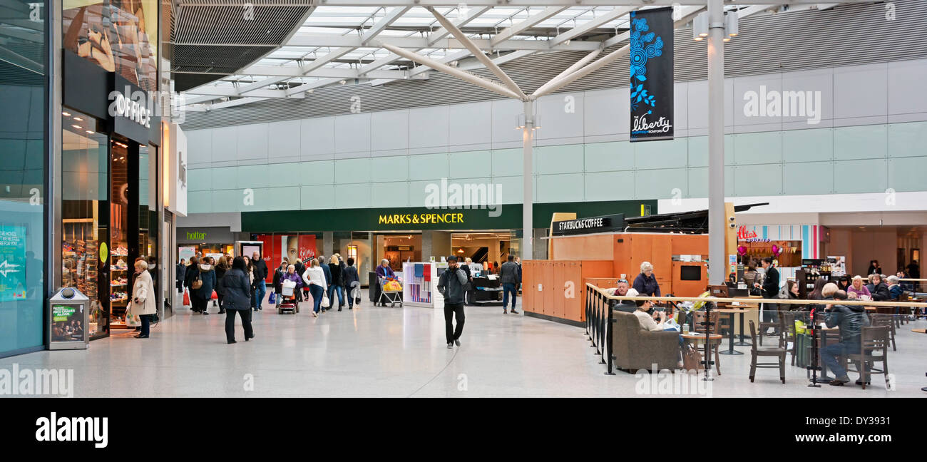 Magasins Marks and Spencer et cafés dans le centre commercial Liberty de Romford Haiering East London, Angleterre, Royaume-Uni Banque D'Images